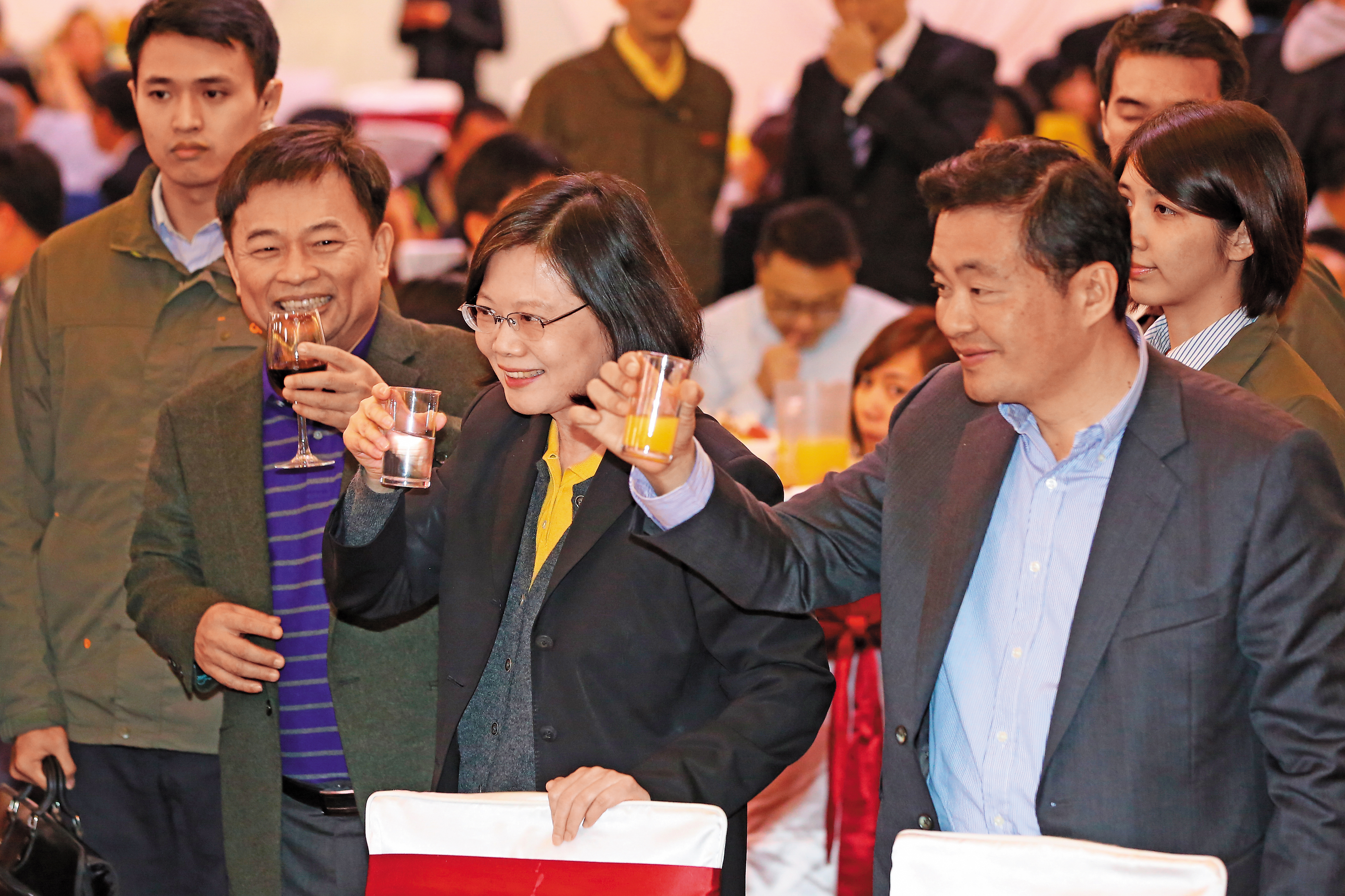 蔡英文約見各派系要角時，民進黨祕書長洪耀福（右）、選對會召集人林錫耀都（左）與會。