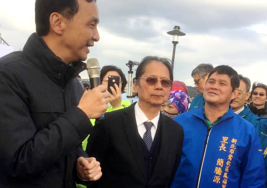 蘇有仁（中）最出名的是選舉紀錄驚人，縱橫政壇超過30年，在政壇上被稱為「九命怪貓」。（翻攝蘇有仁臉書）