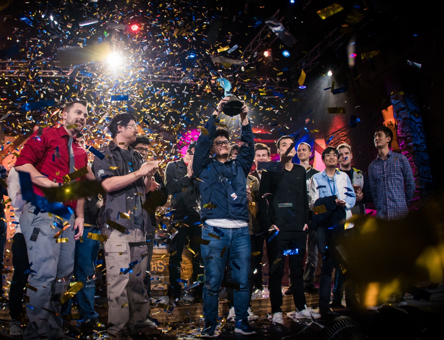 陳威霖拿下《爐石戰記》世界冠軍，高舉冠軍獎盃。（圖：暴雪提供）