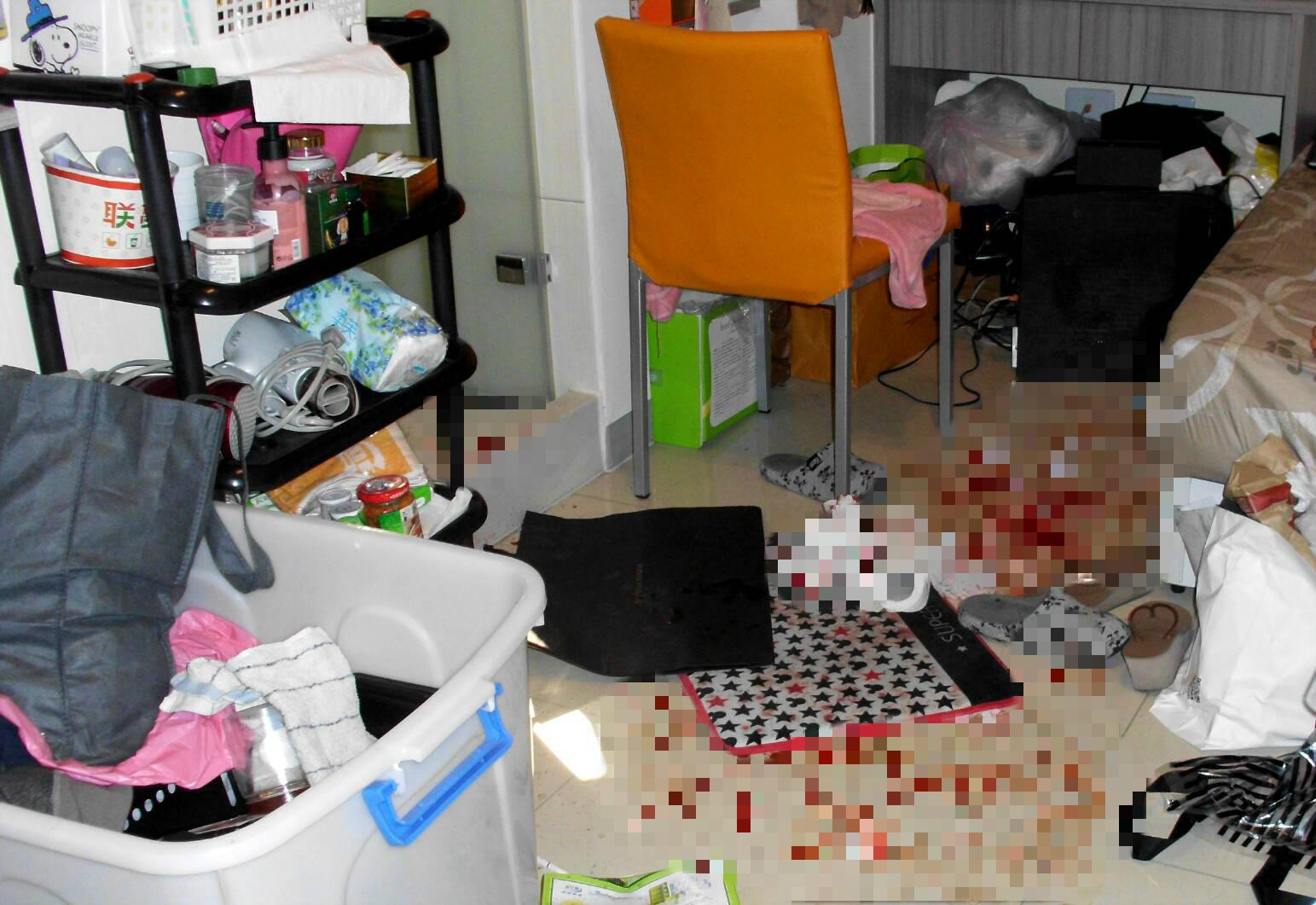 紀女租屋血跡斑斑，都是譚姓男友鮮血。（警方提供）