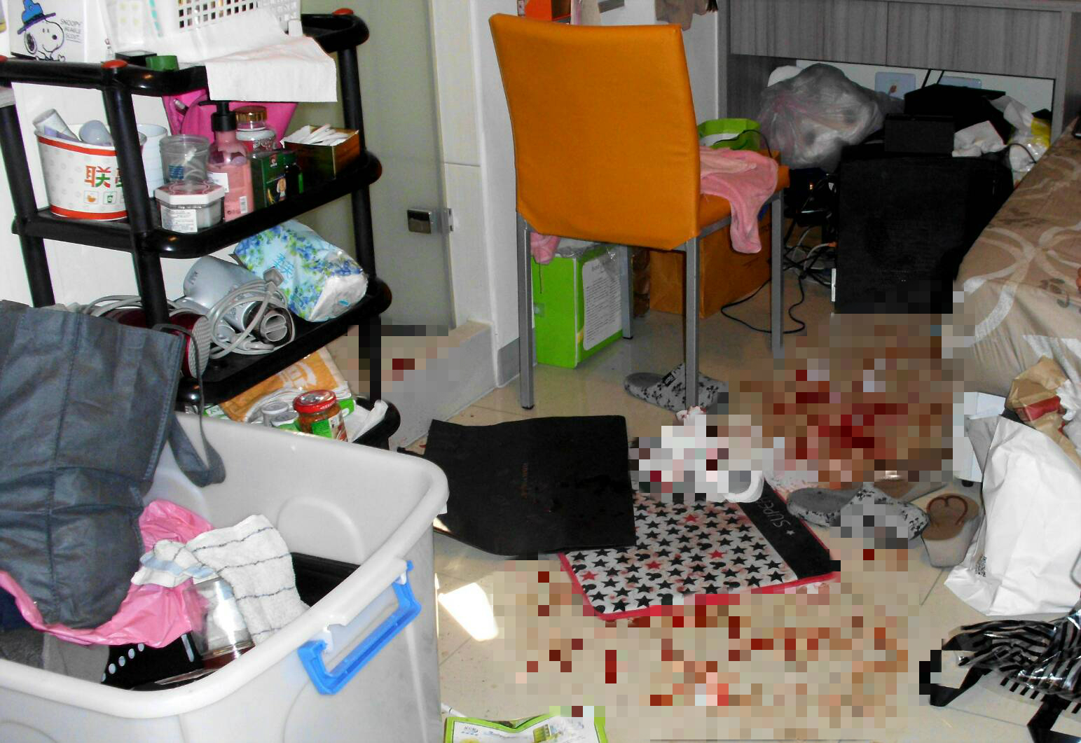 紀女租屋血跡斑斑，都是譚姓男友鮮血。（警方提供）