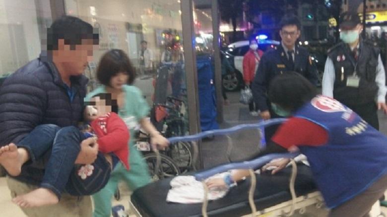 警方開道，6分鐘將癲癇兒送抵醫院。（警方提供）