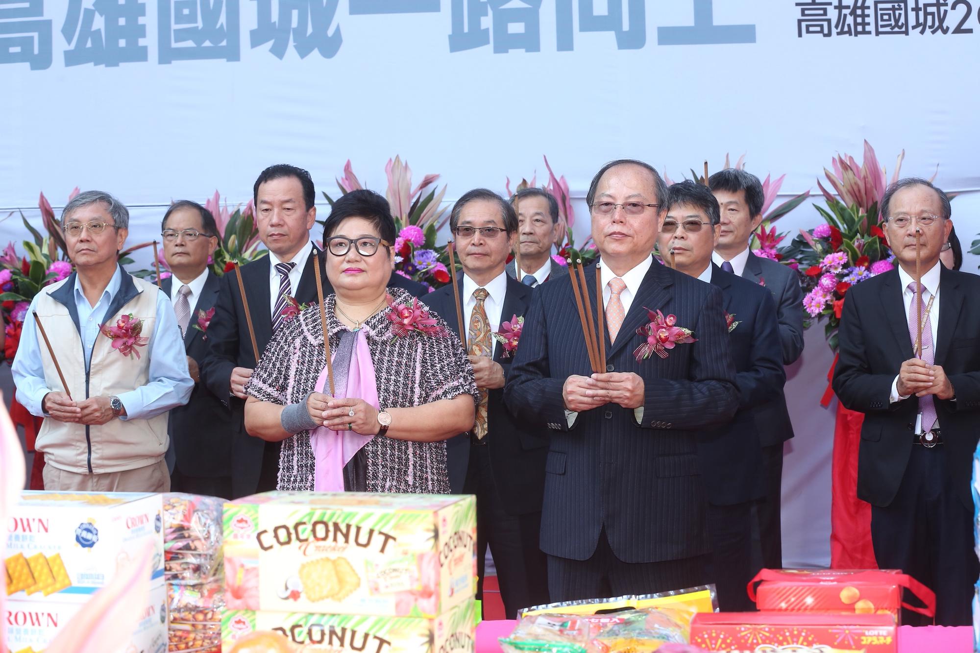 主打全台灣唯一一棟百分之百國外設計監造的豪宅「高雄國城2020」1月22日舉行上梁儀式。（前排右為國城建設董事長洪平森）