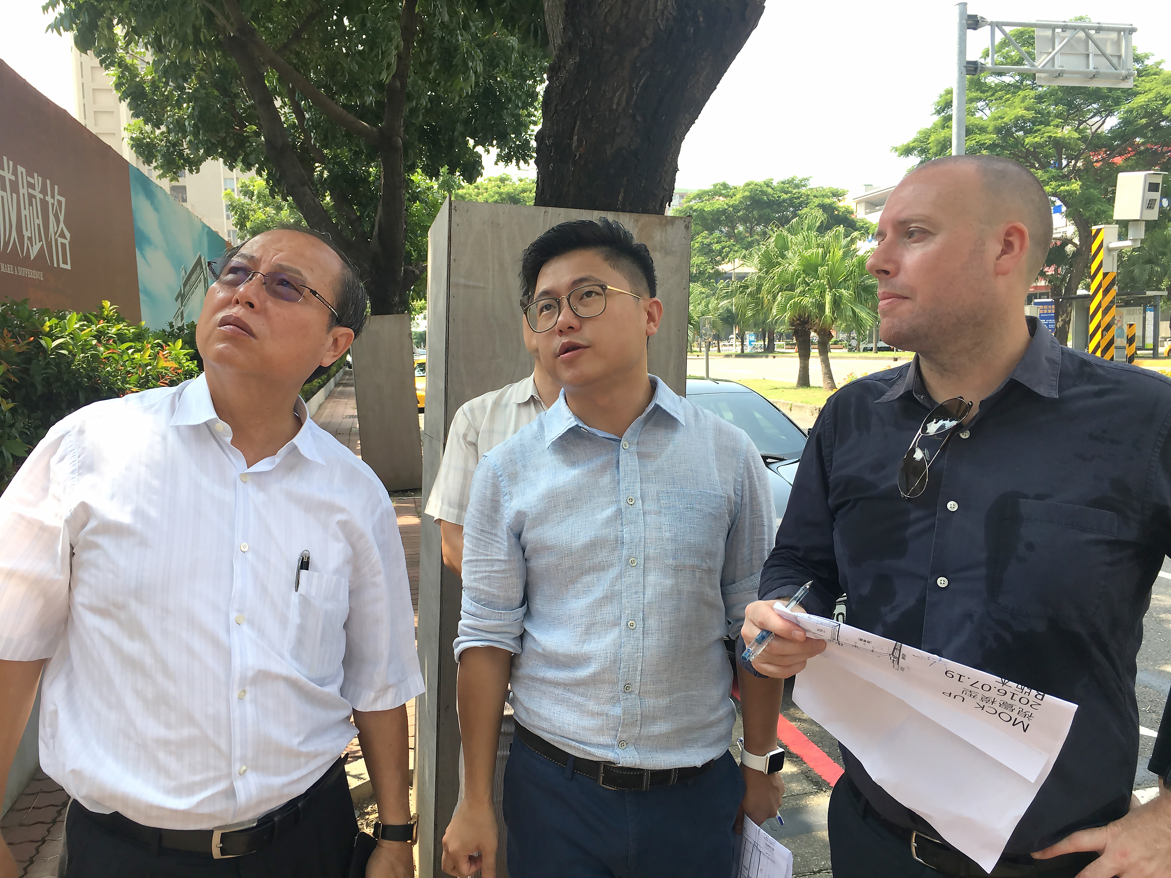 「高雄國城2020」由新加坡每坪700萬元豪宅創價記錄者 SCDA操刀建築規劃與景觀設計，圖為SCDA建築師Malcolm McCulloch（右）陪同洪平森（左）、洪嘉聰（中）巡視案場。（業者提供）