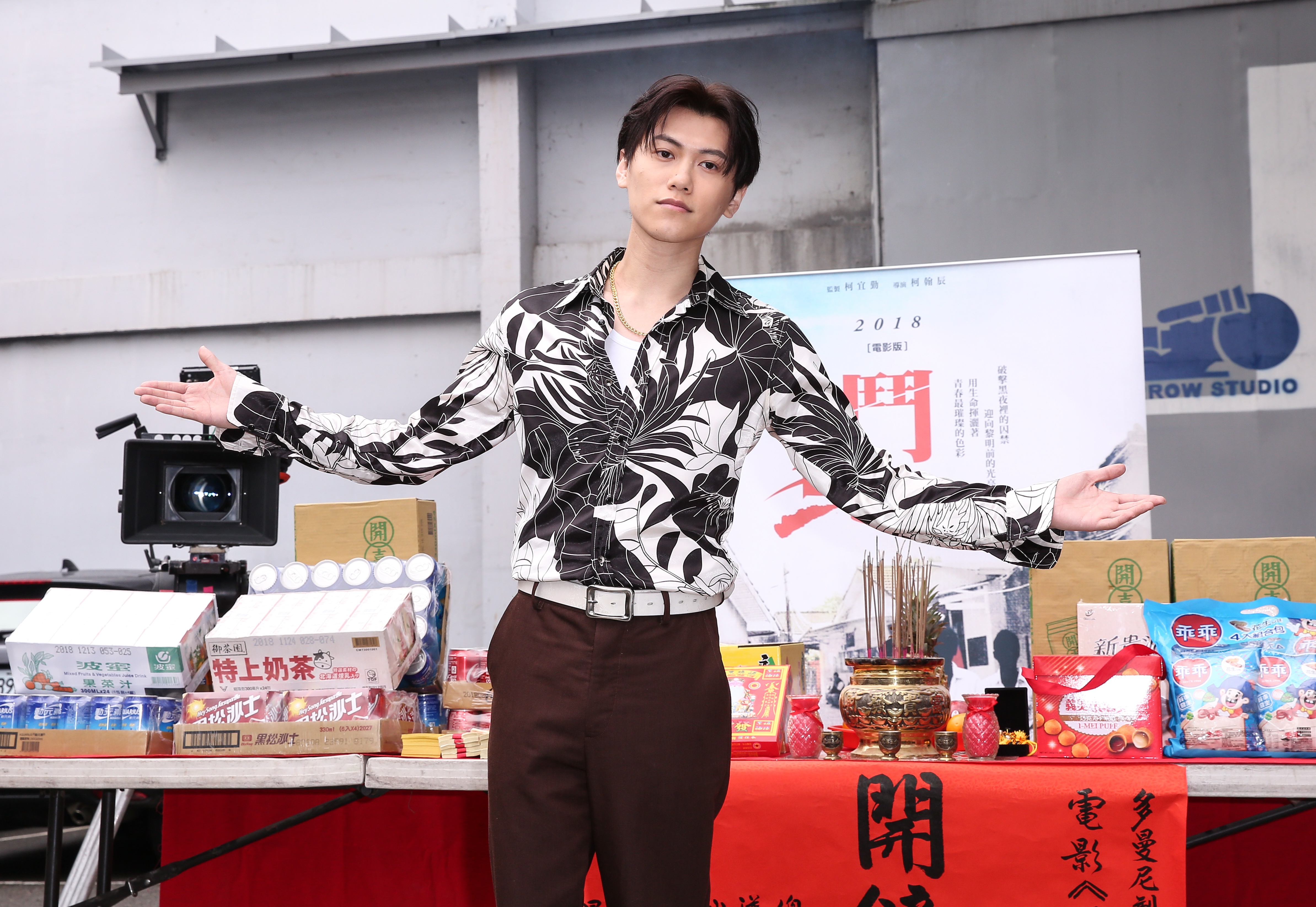 毛弟在片中飾演反派豹哥，他透露為戲有訓練眼神。