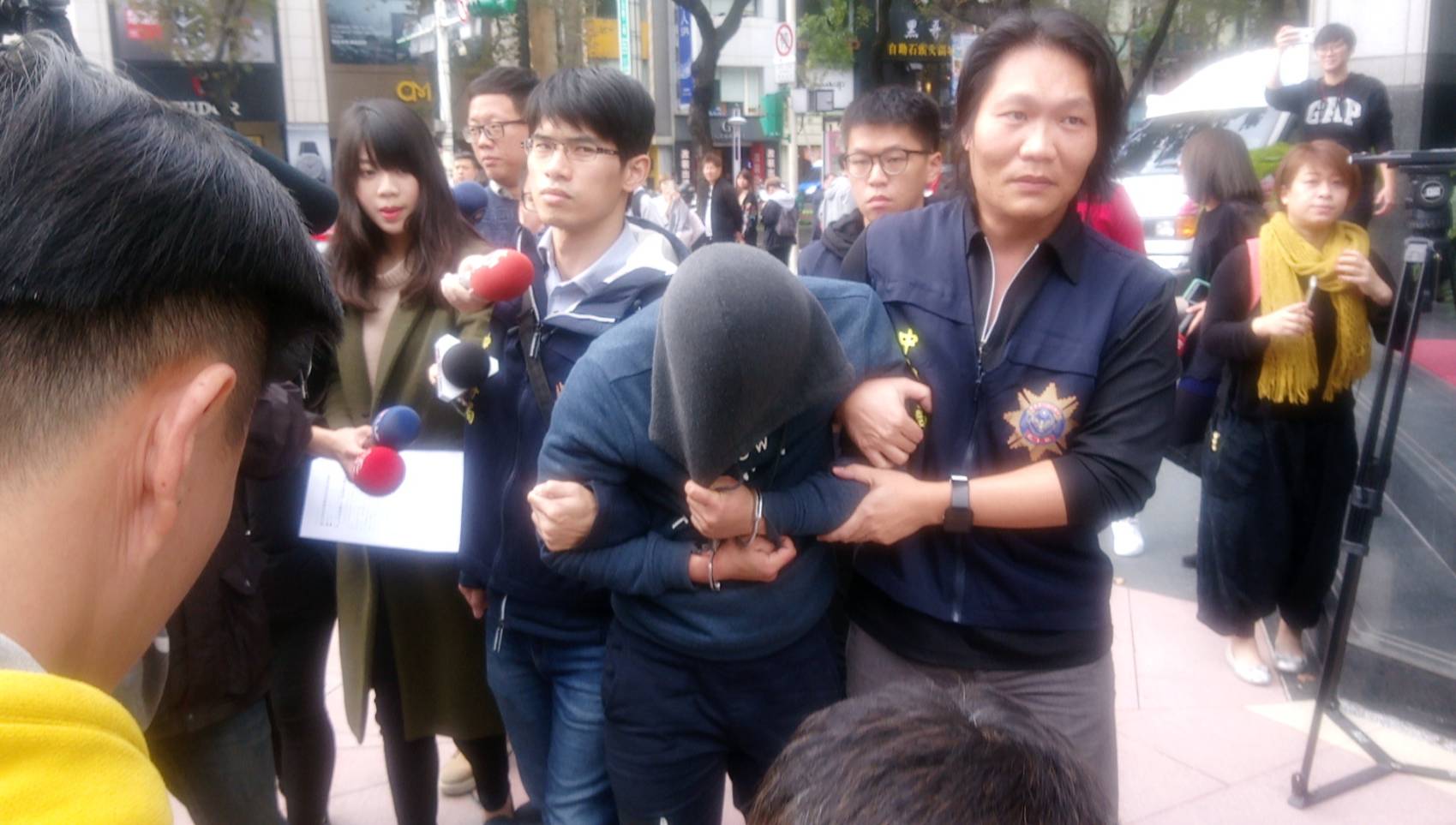 自稱因被韓籍賣淫女嘲笑生殖器小，憤而持玩具鈔、槍白嫖和洗劫的李嫌。（警方提供）