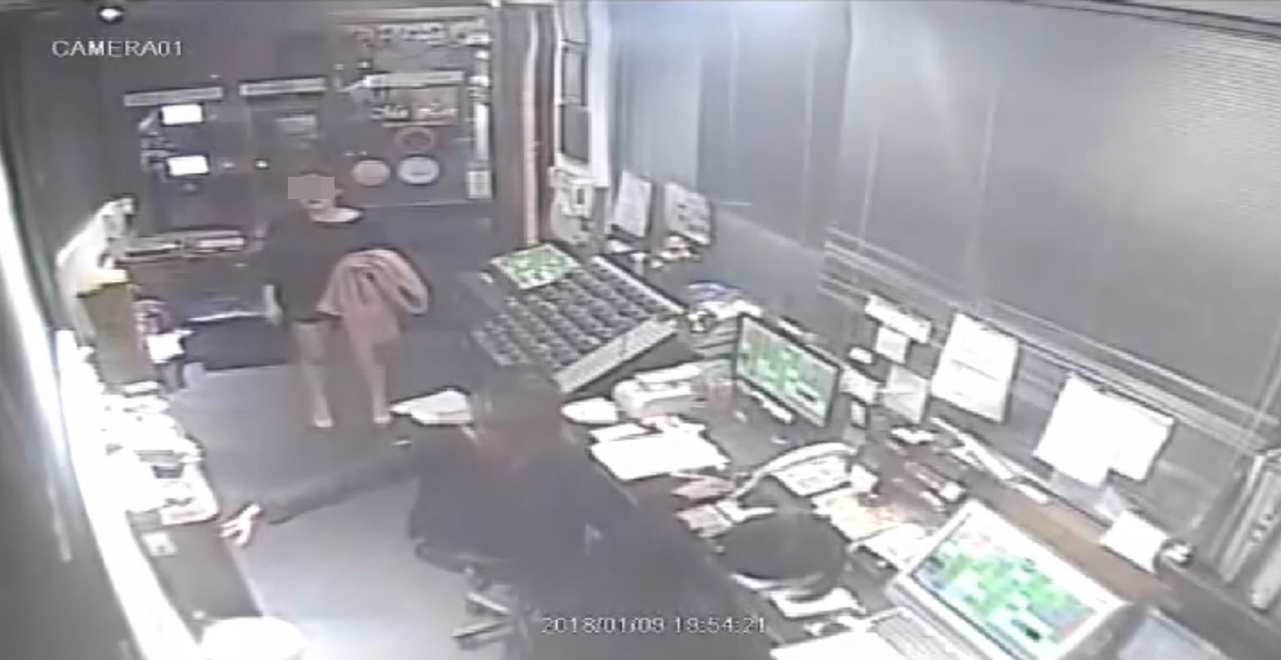 遭洗劫的32歲韓籍女子的求助畫面。(警方提供)