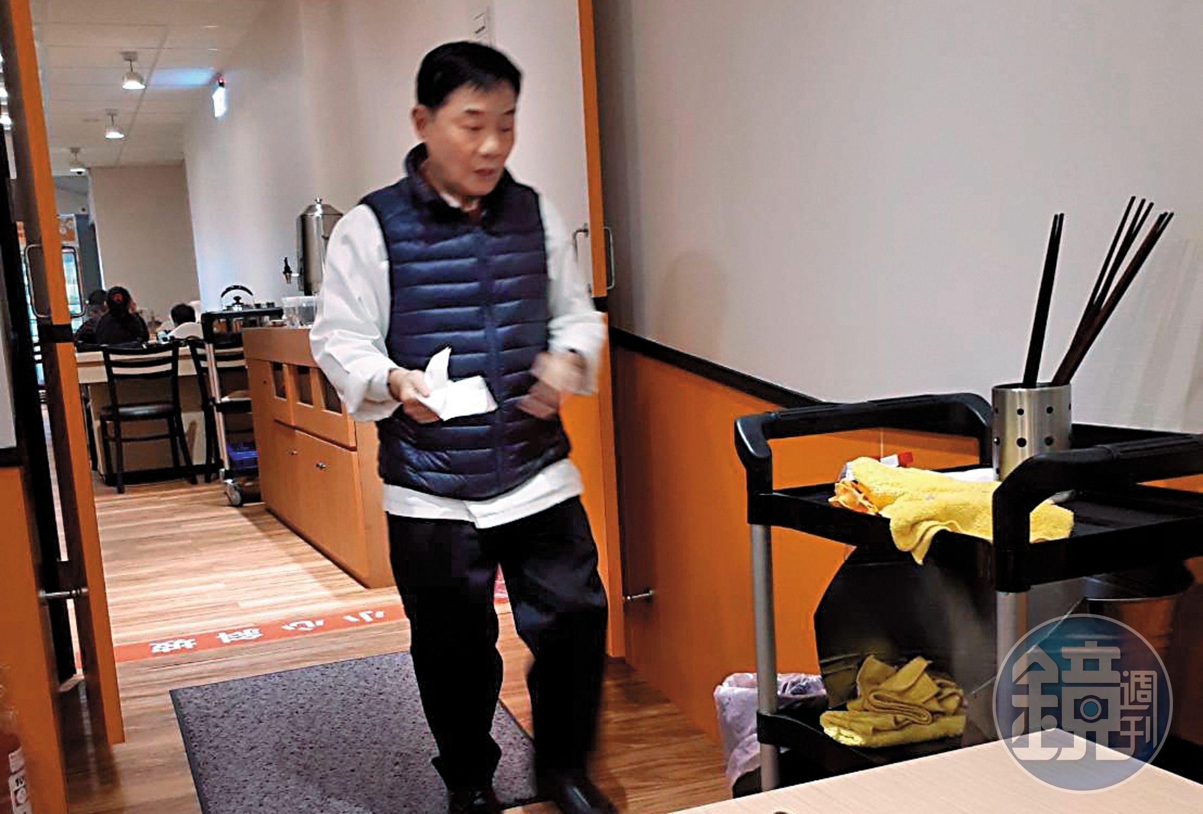 阿基師在火鍋店裡忙進忙出，讓顧客相當訝異。（讀者提供）