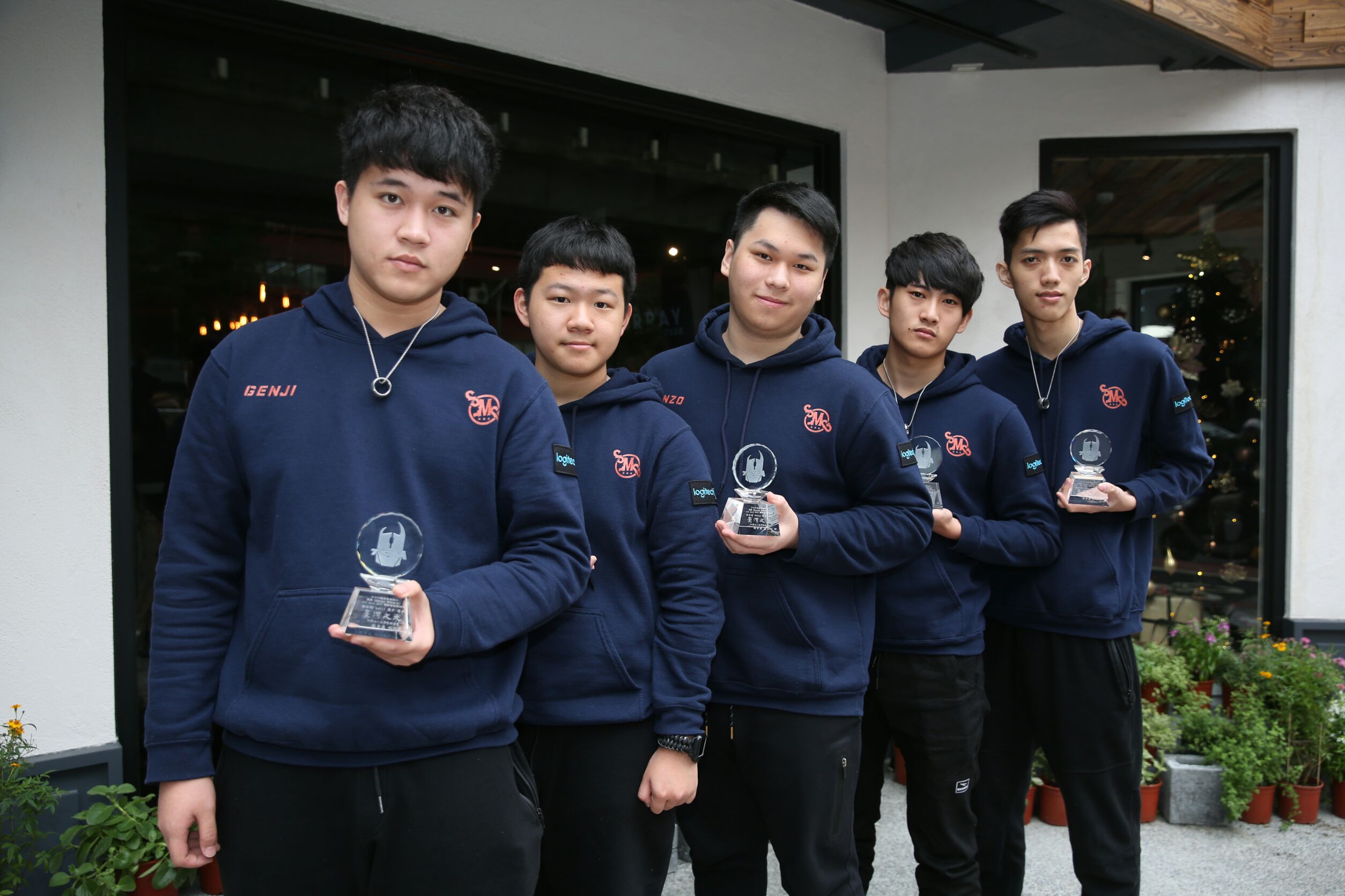 《傳說對決》世界冠軍戰隊SMG獲頒臺灣電競協會榮譽選手，由左至右為鄭至隆（Genji）、洪偉嘉（Sirenia）、黃成在（Hanzo）、李浚祺（ChiChi）及陳亮誌（Liang）。