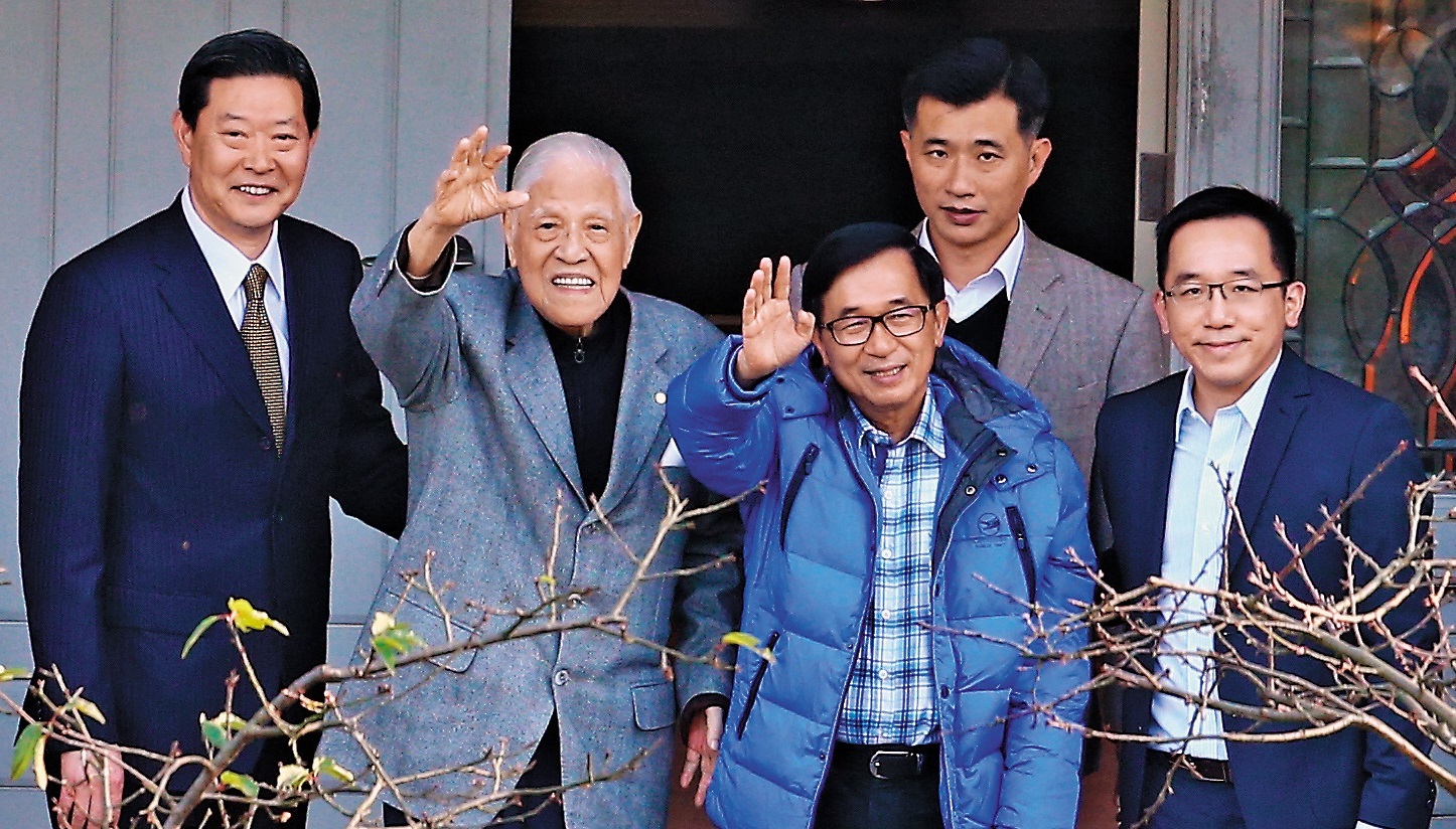 陳水扁日前北上向李登輝祝壽，遭質疑病情好轉，卻不出庭受審。