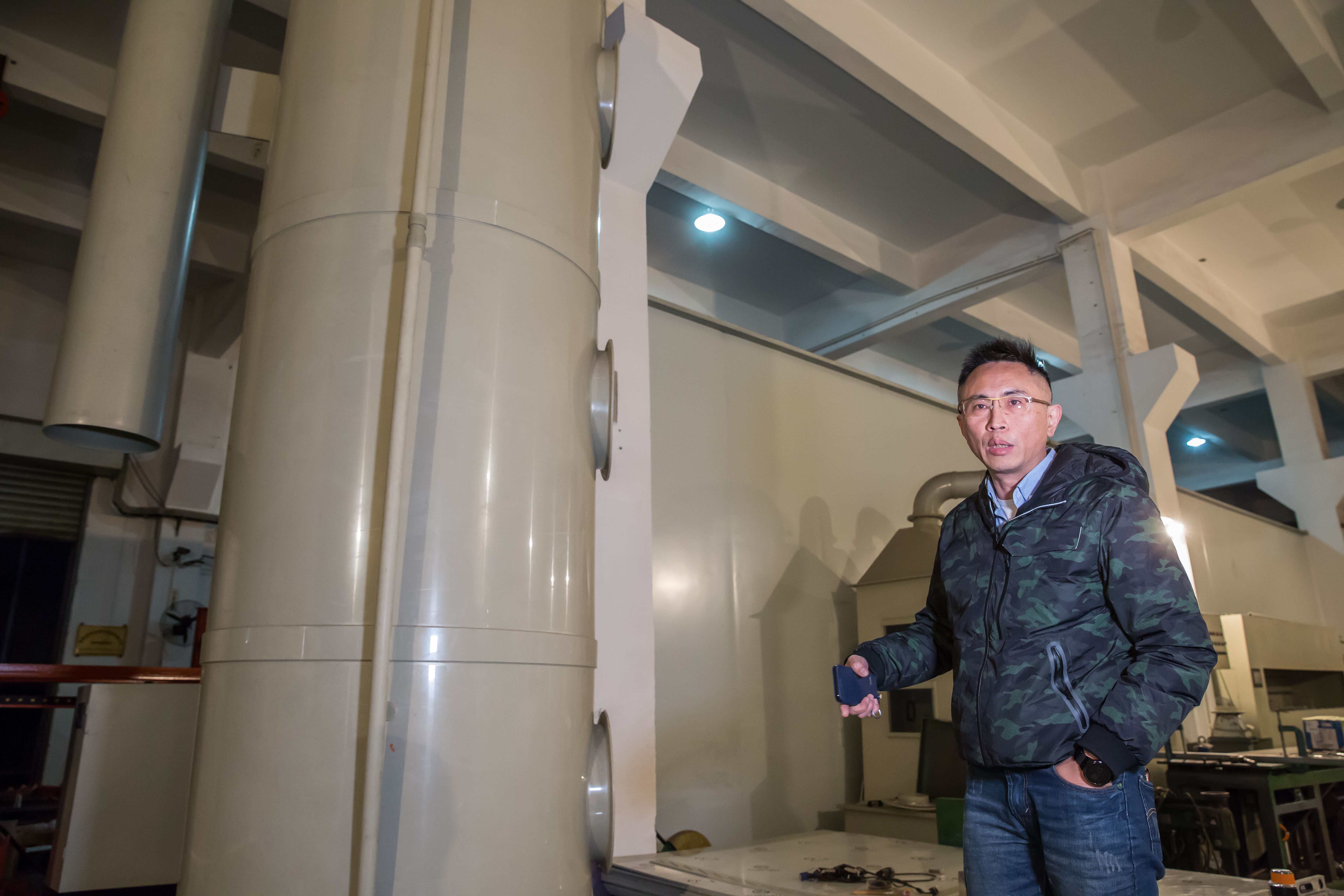 昆山環保節能公司總經理陳時全表示，以前大家的問候語是「吃飯沒？」現在都改說「停工沒？」