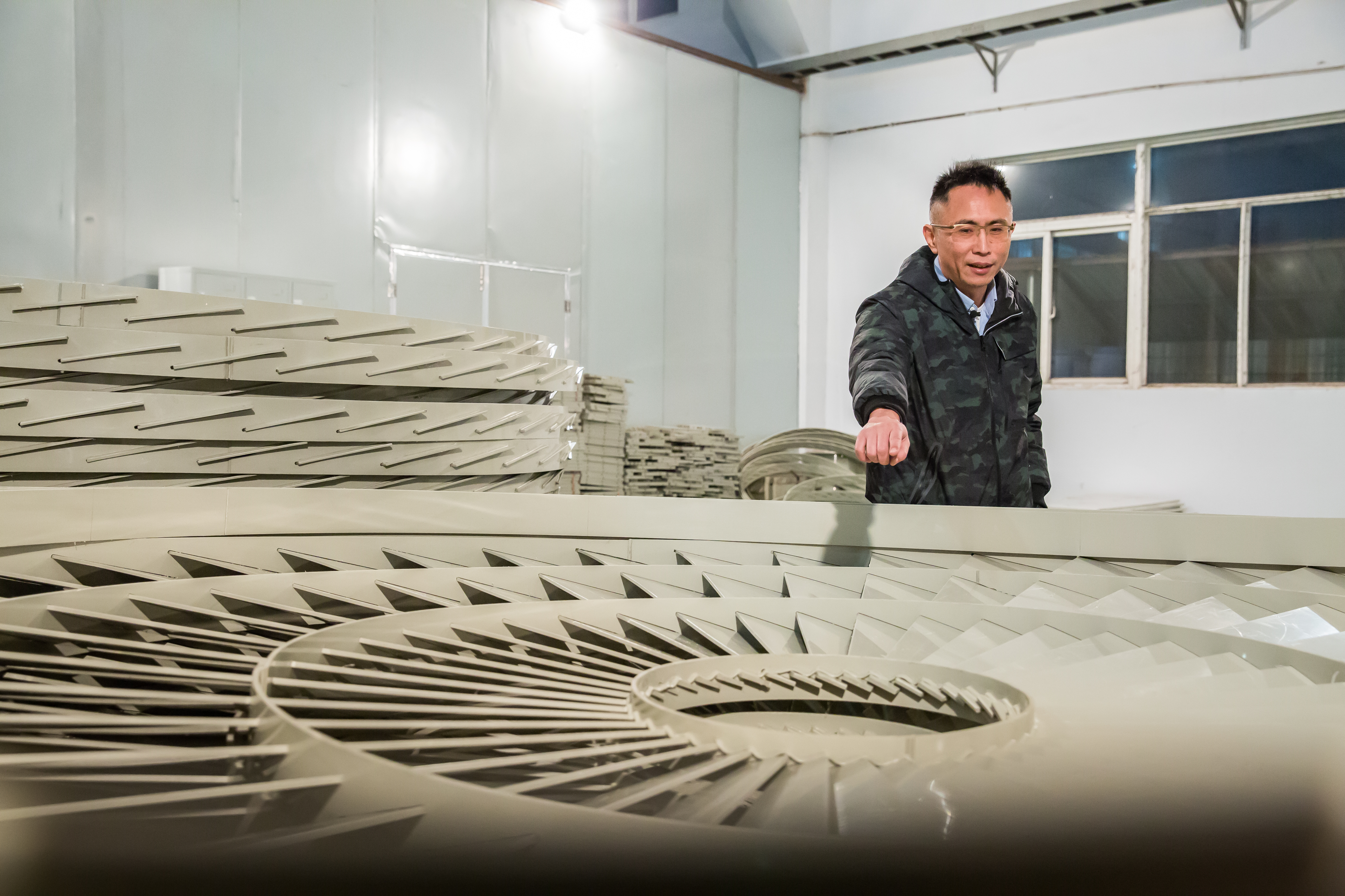 昆山明寬環保節能公司總經理陳時全坦承，在限汙令公布後，公司的環保設備訂單番了一翻。