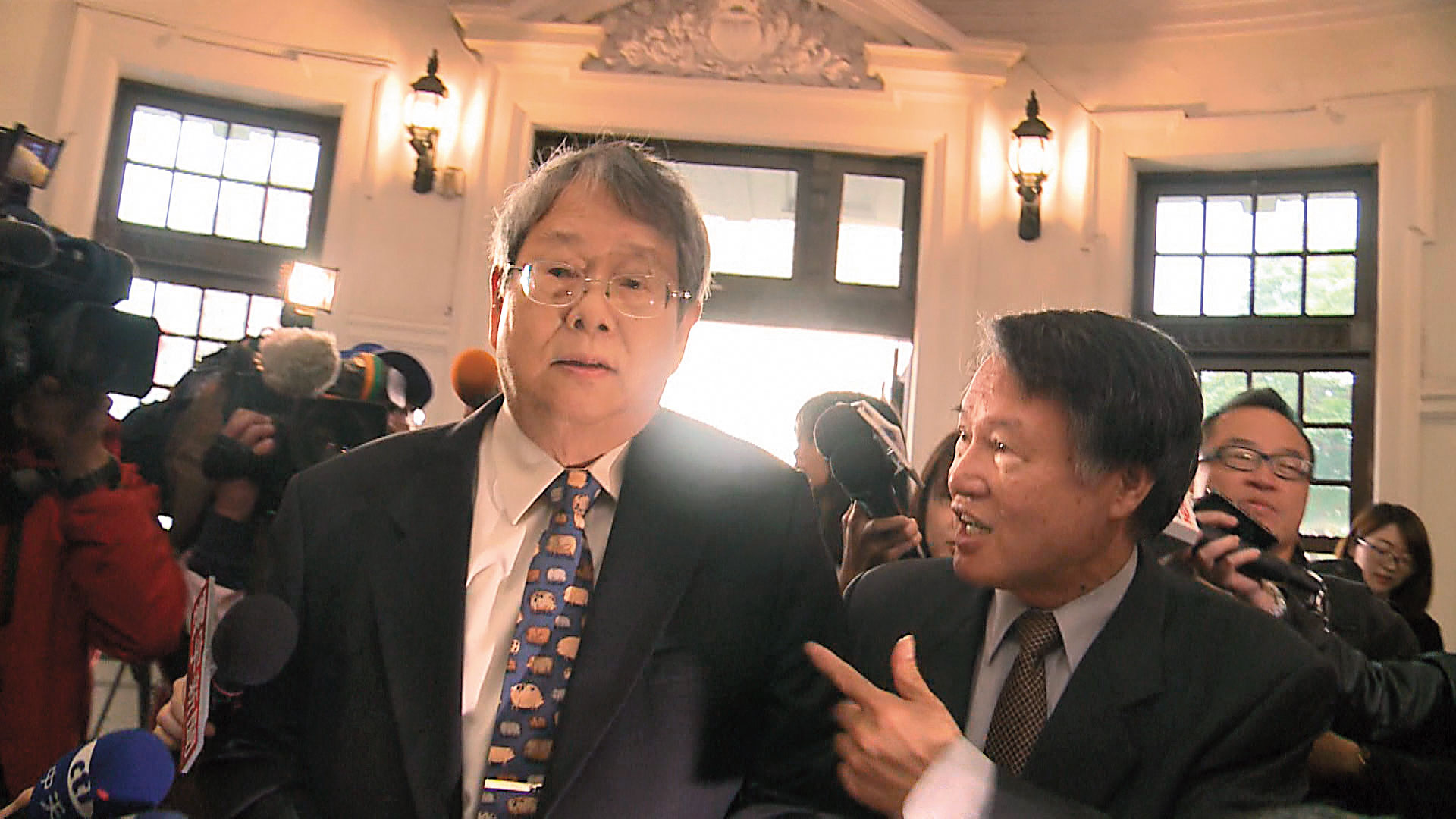 新科監委陳師孟（左）於立法院應考時，單挑整個司法界，槓上所有檢察官與法官。