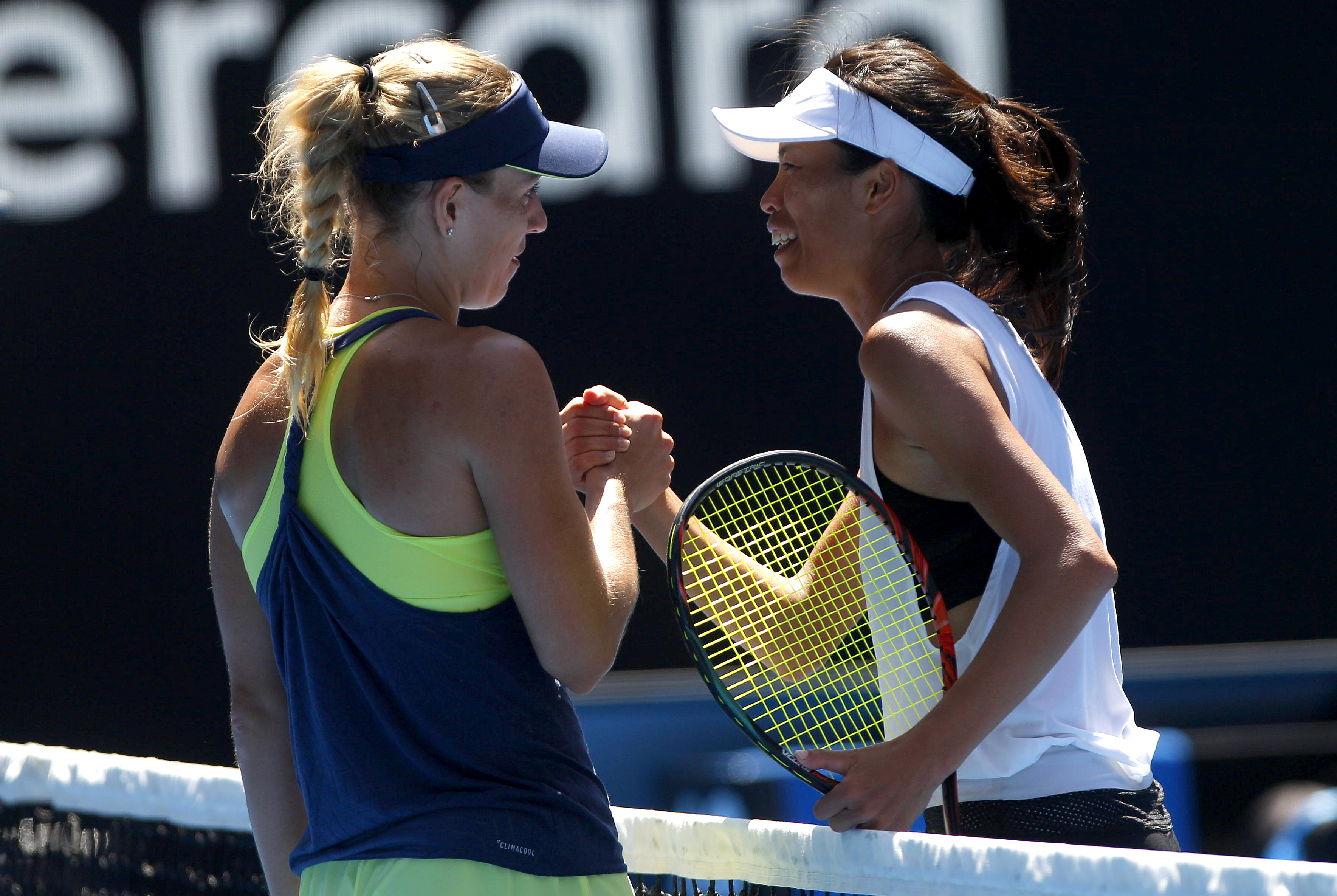 謝淑薇在澳網女單16強賽遇上德國前球后Kerber，兩人惺惺相惜。（東方IC）