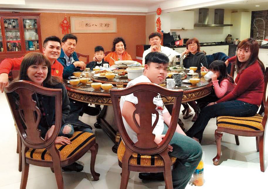 阿姑一家難得留下合影。據傳不僅李朝永跟媳婦不合，阿姑也被爆因為想愛愛找不到潤滑液，而跟媳婦起了衝突。（翻攝自陳書璇臉書）
