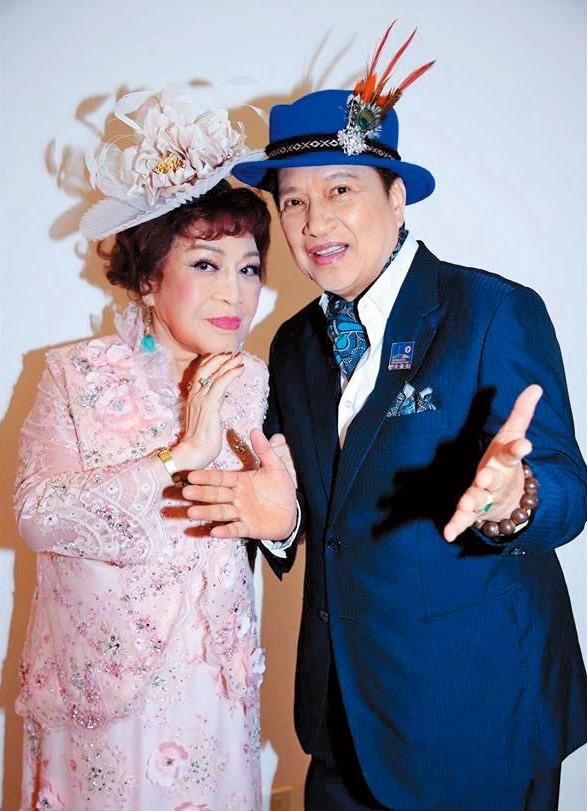 阿姑跟李朝永夫婦一個是製作人、一個是導演，長年在演藝圈中合作，還有「神鵰俠侶」封號。（翻攝自周遊臉書）