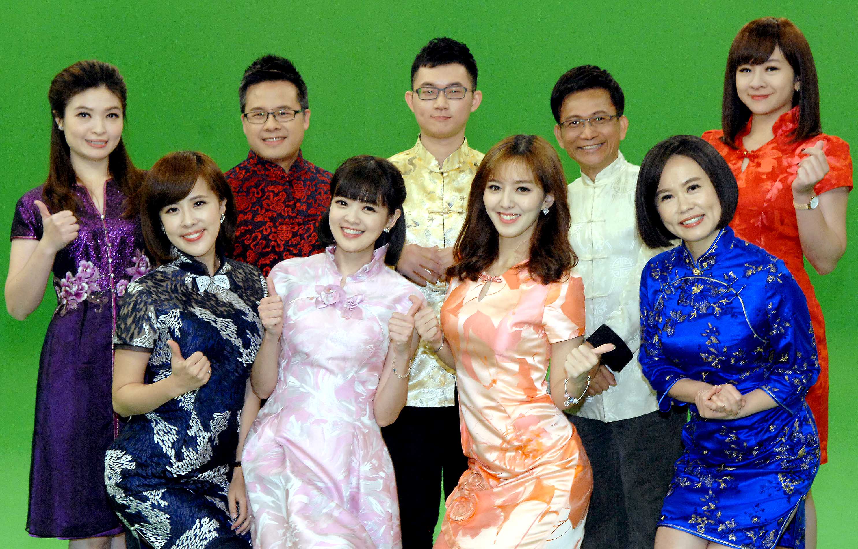 華視主播群林仙怡(左上起)、黃柏齡、陳子見、徐榮寅、連珮貝、朱培滋(左下起)、莊雨潔、房業涵、林玉珍穿著喜氣大合照。(華視提供)