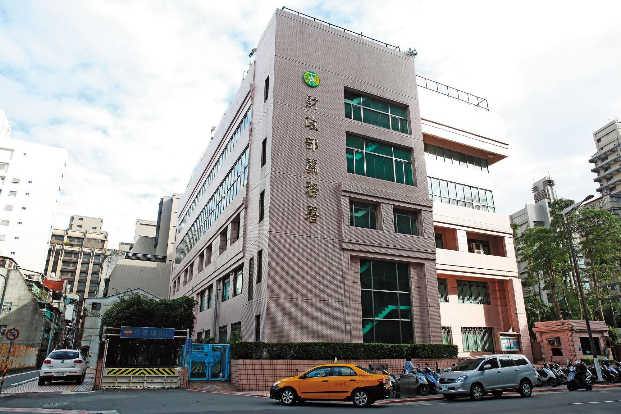 財政部關務署新購X光檢查儀,卻爆出審標不實和降低驗收標準等爭議。