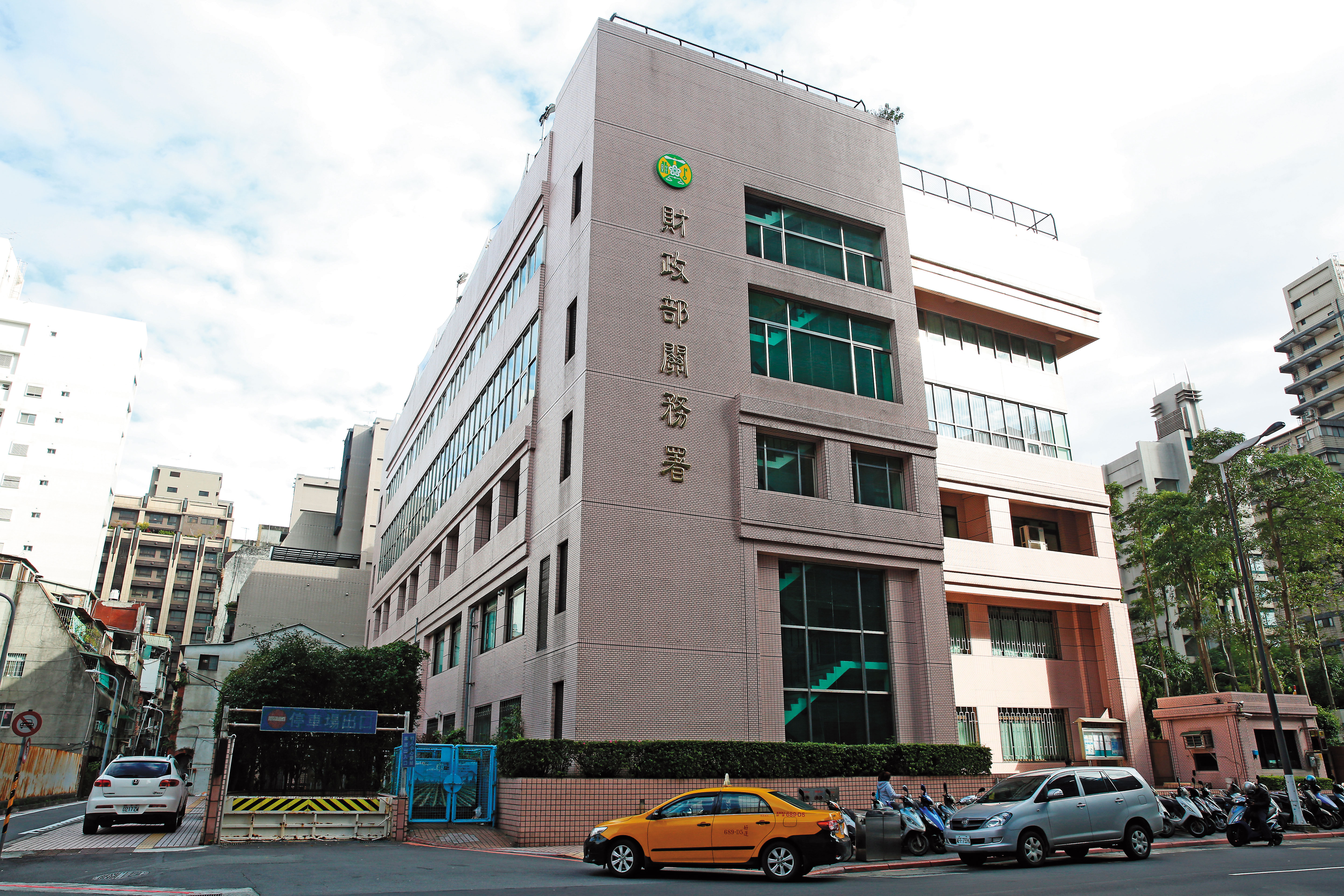 財政部關務署新購X光檢查儀,卻爆出審標不實和降低驗收標準等爭議。