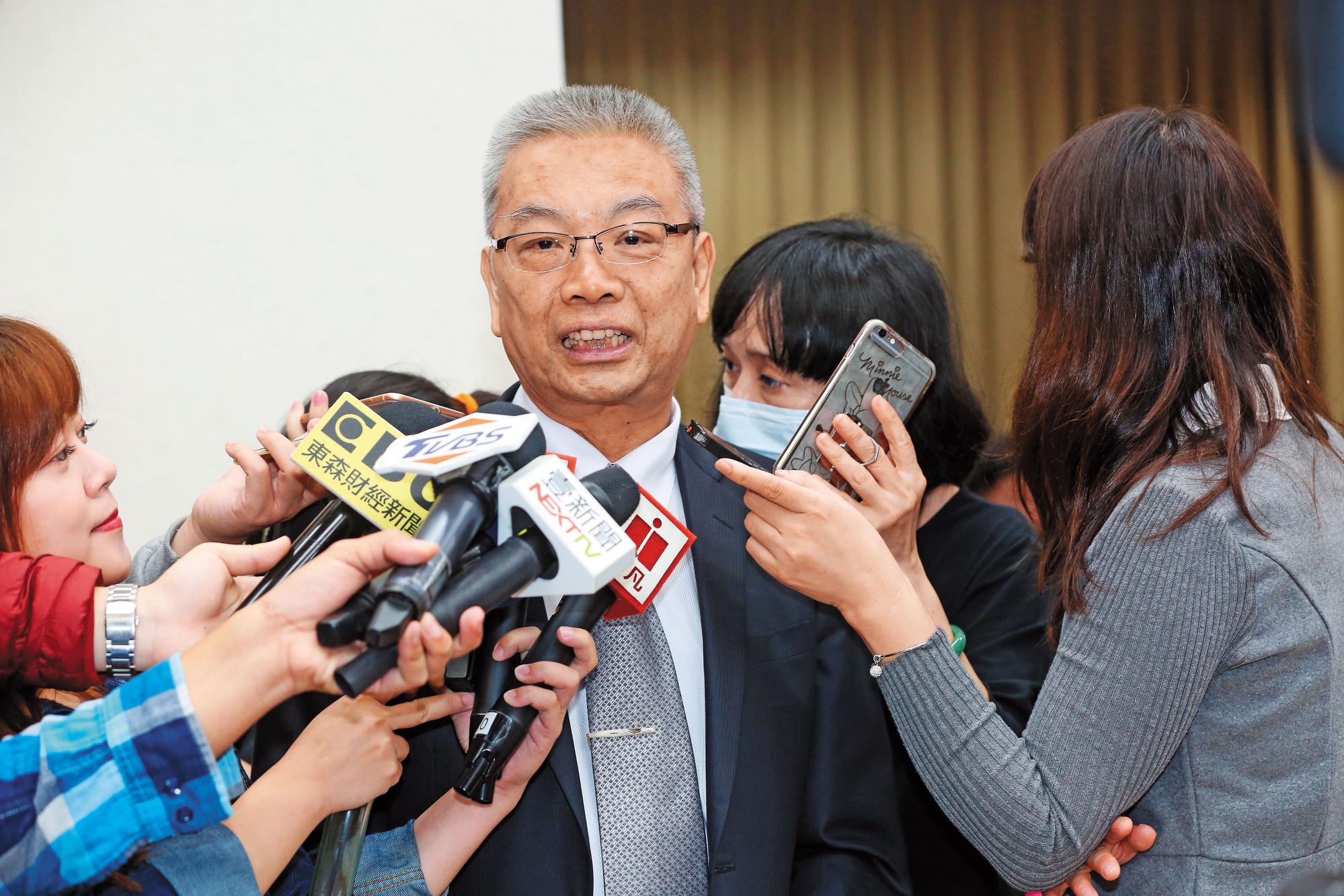 關務署新添X光檢查儀掀招標疑雲,財政部長許虞哲被轟得灰頭土臉。