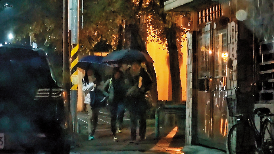 本刊直擊施宣榕過著偽單親的生活，獨自冒雨帶二女兒與小兒子回家。