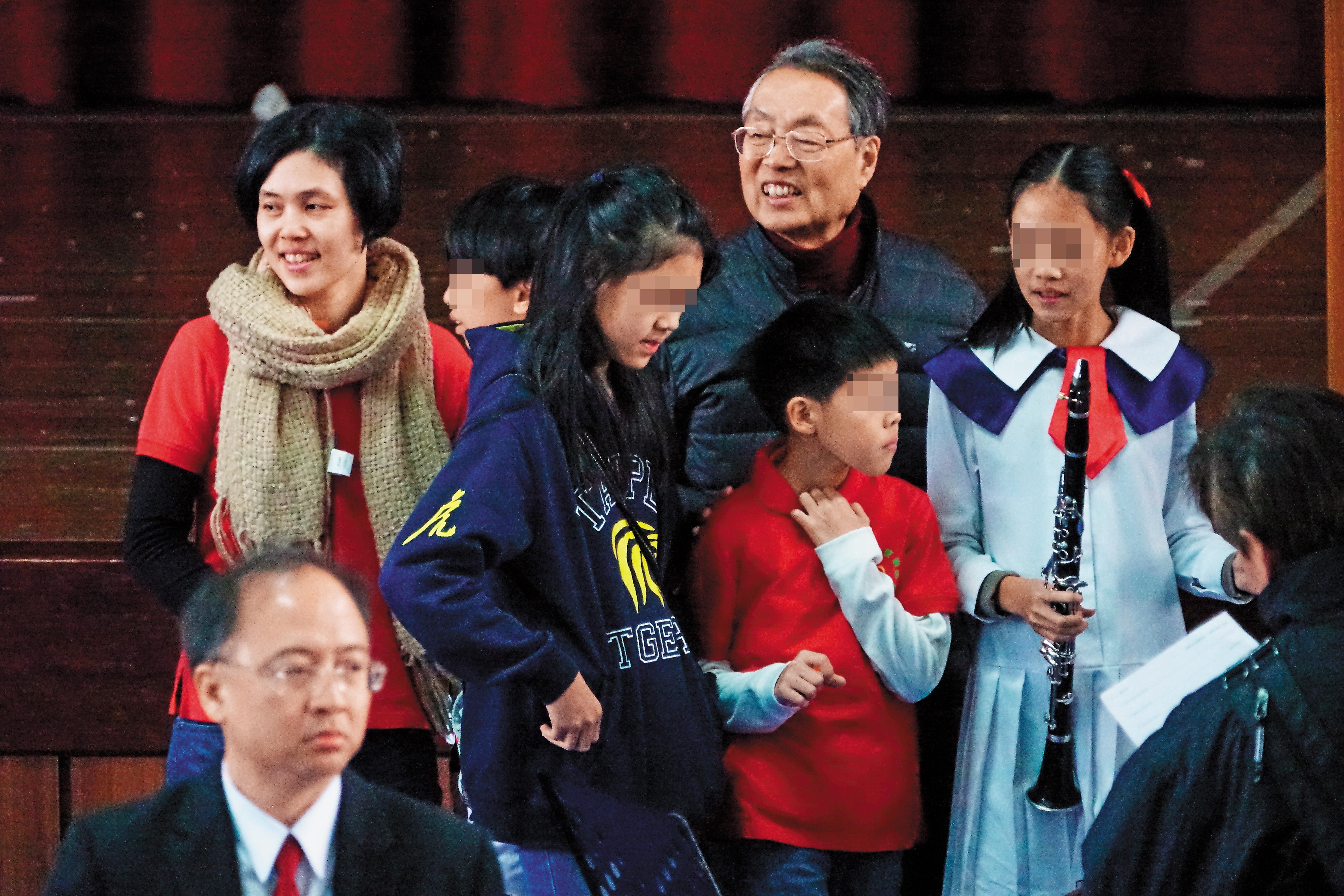 施宣榕與父親施振榮出席小兒子的管樂團成果發表會，獨缺丈夫葉光章的身影。
