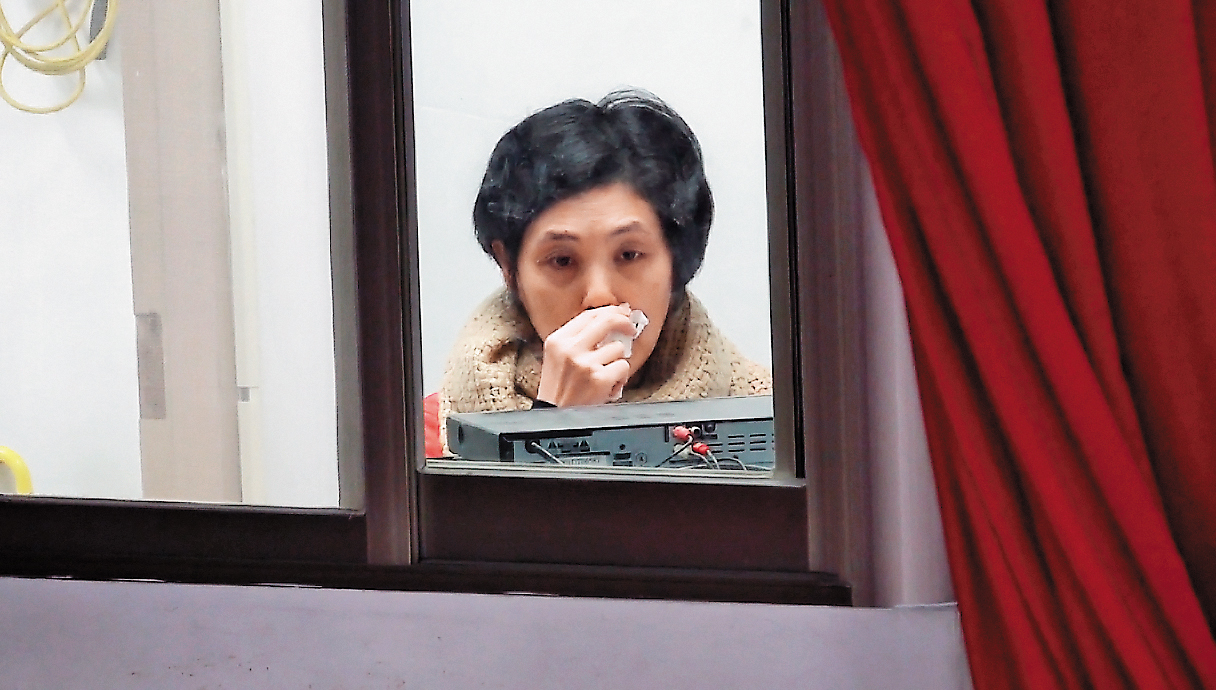 施宣榕獨坐在後台時，似乎想起些什麼，突然掉下淚來。