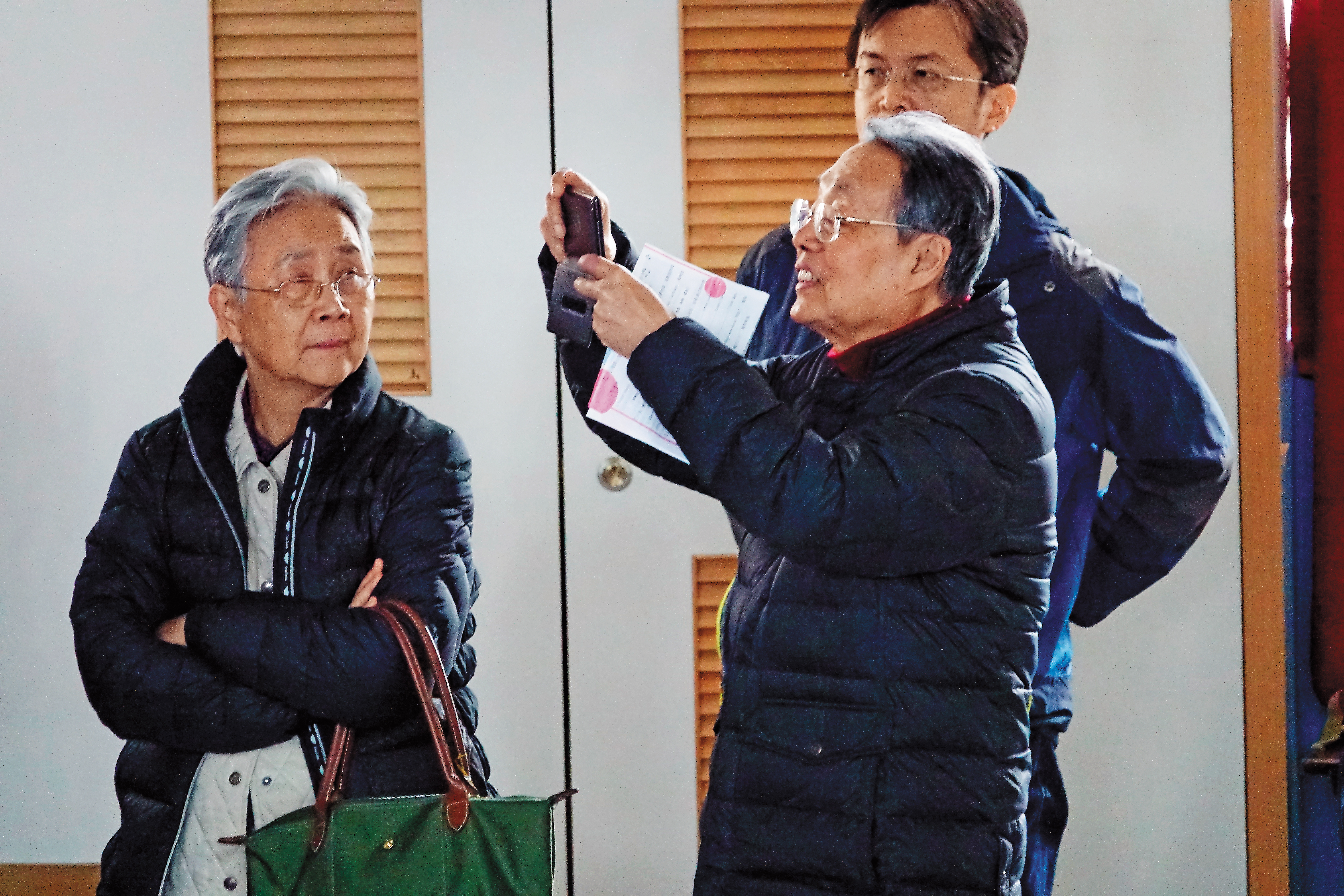 施振榮與妻子葉紫華特地來看外孫表演,臉上堆滿笑意,還用手機拍照。