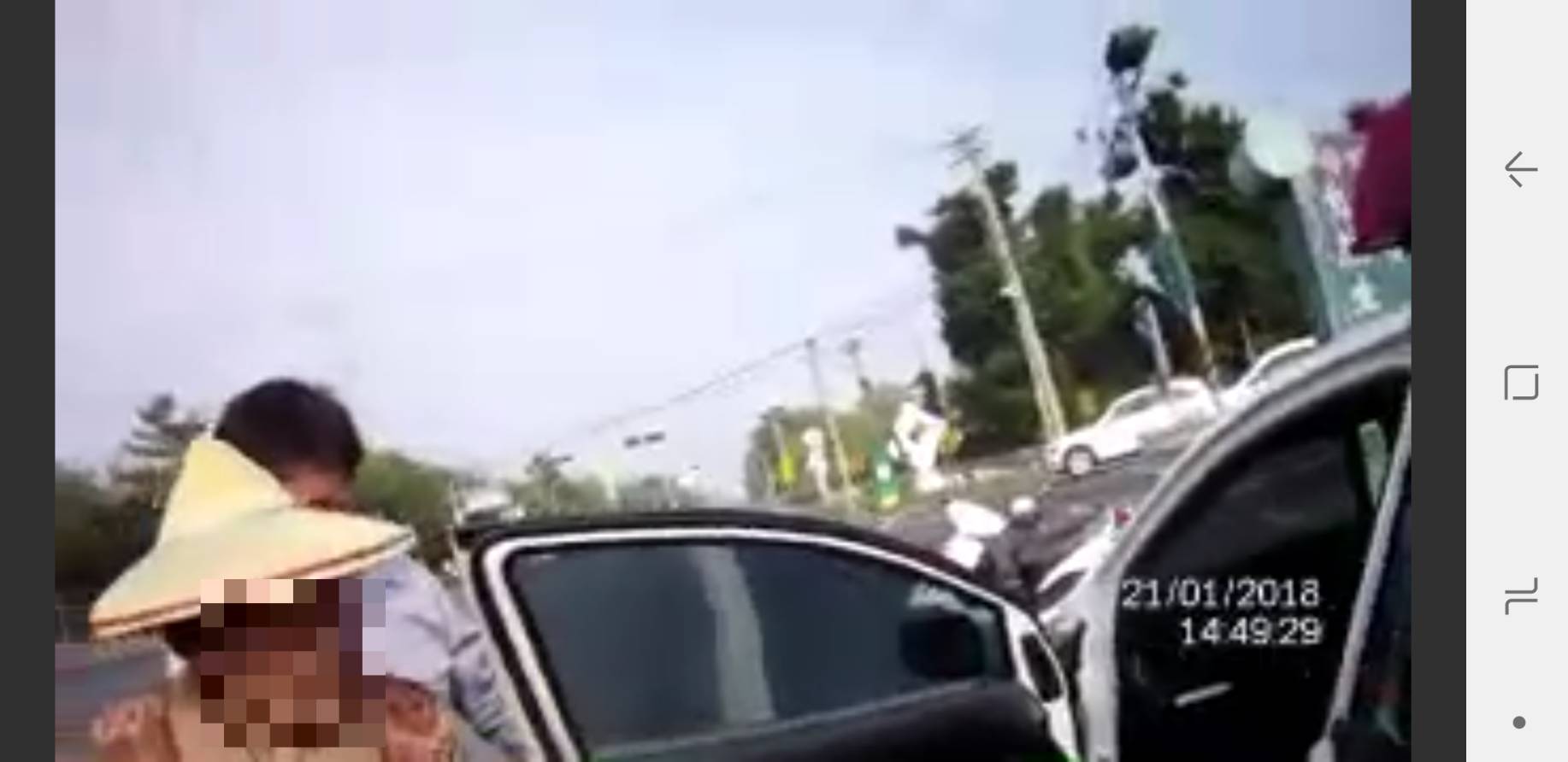 82歲失智婦人欲回家，險騎三輪車上國道遭警攔。（警方提供）