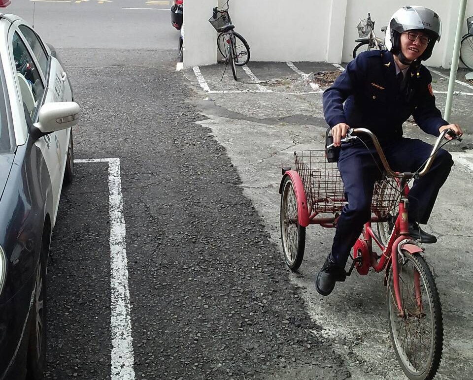 巡邏警揹著重裝備,還將老婦人的三輪車騎了20多分鐘到警所。(警方提供)