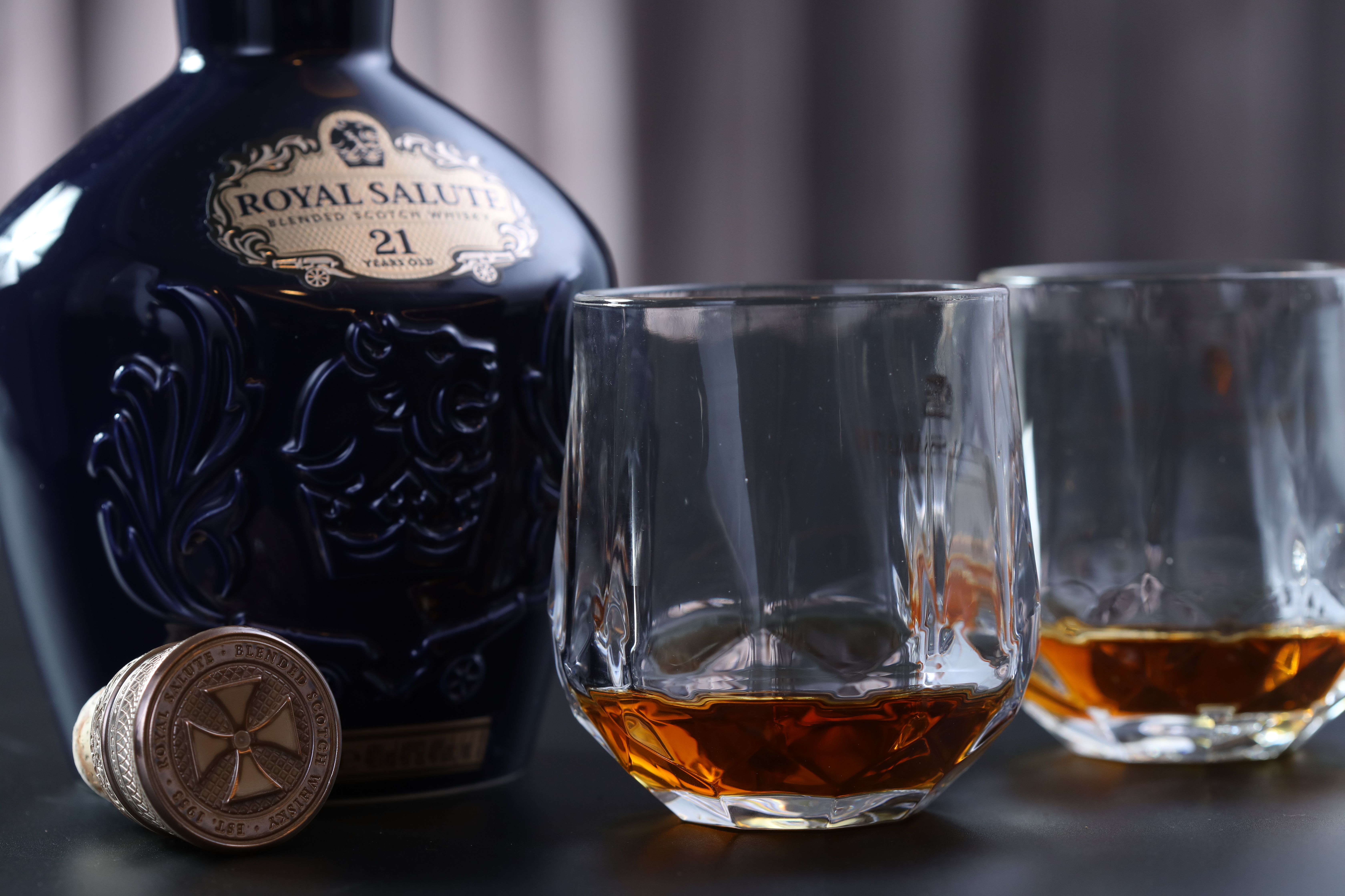 「皇家禮炮21年」為慶祝英國女王伊莉莎白二世登基加冕而問世，甜味中帶有絲絲堅果香，以及微淡煙燻氣息。（3,280元／瓶）