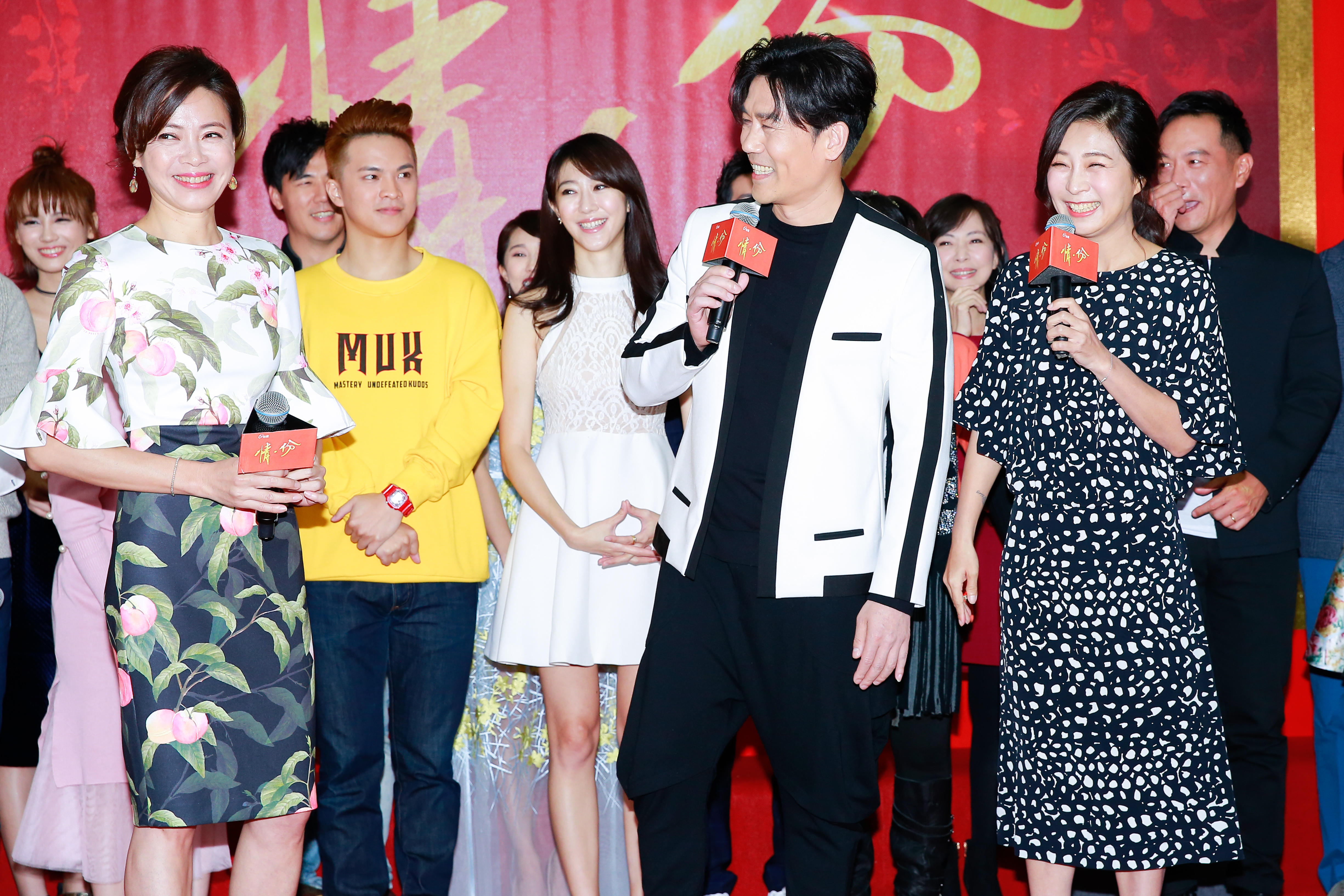 方文琳（前排右）、羅時豐（前排中）、柯淑勤（前排左）三人在劇中有錯綜複雜的感情。