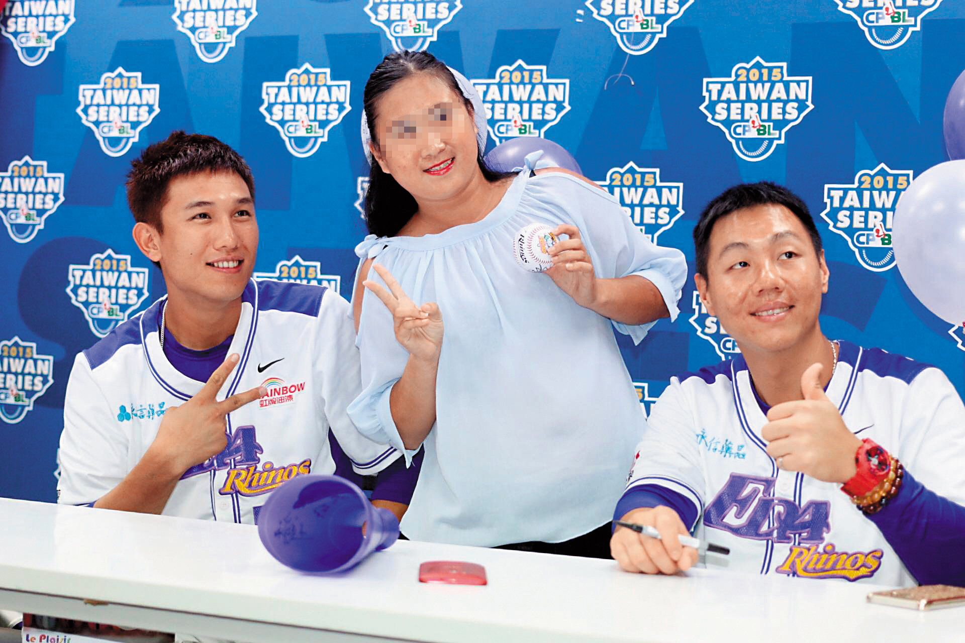 黃勝雄（左）在前義大犀牛隊時，就已累積不少人氣。（翻攝自勝投英雄黃勝雄56粉絲團）