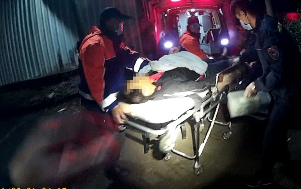 黃嫌因為多項毒品通緝，持殺豬刀猛刺左胸身亡。（警方提供）