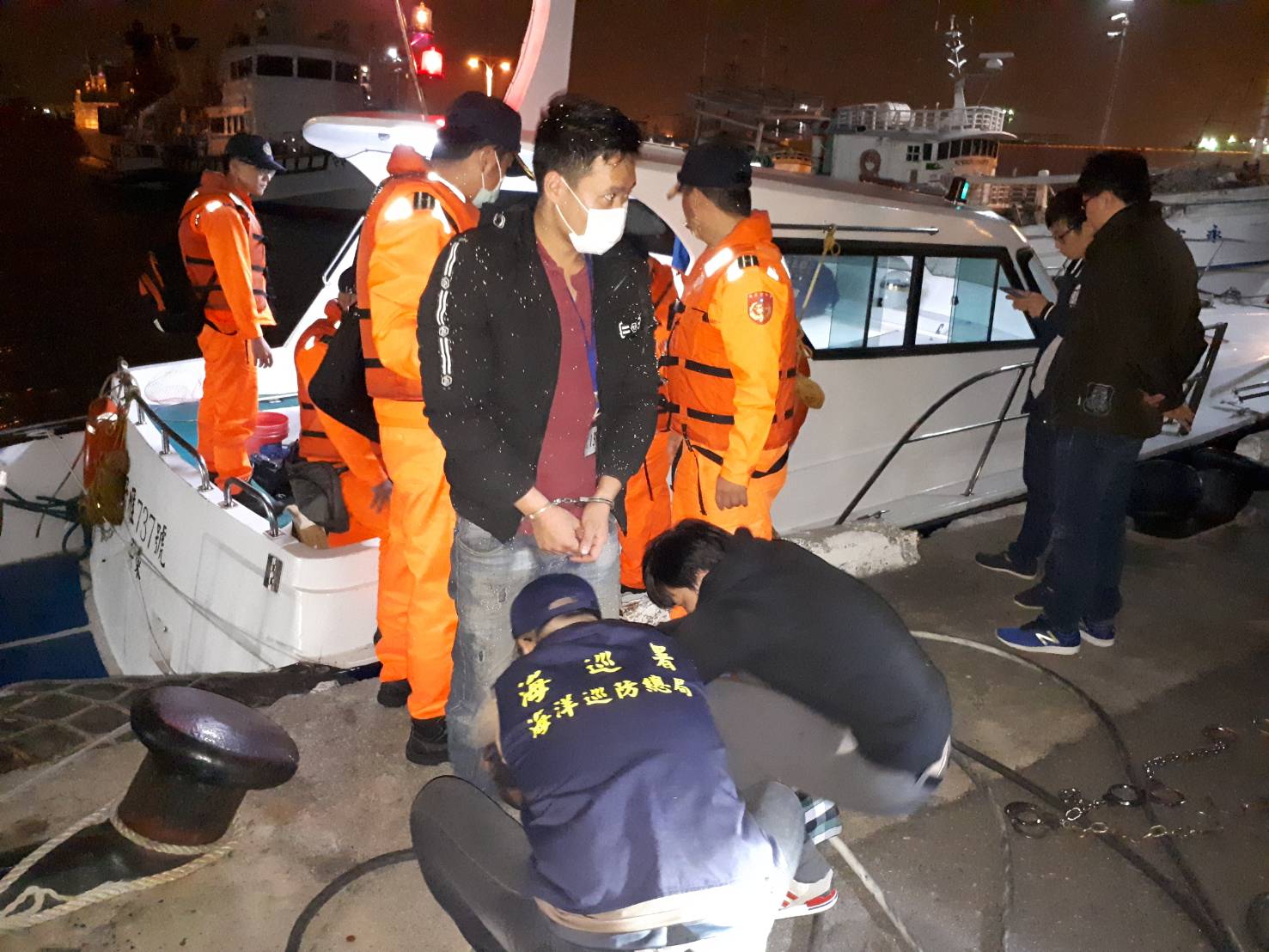 越南客花7千美金坐遊艇偷渡來台，遭海巡查獲，如今錢沒賺到還要負債遣返。（海巡隊提供）