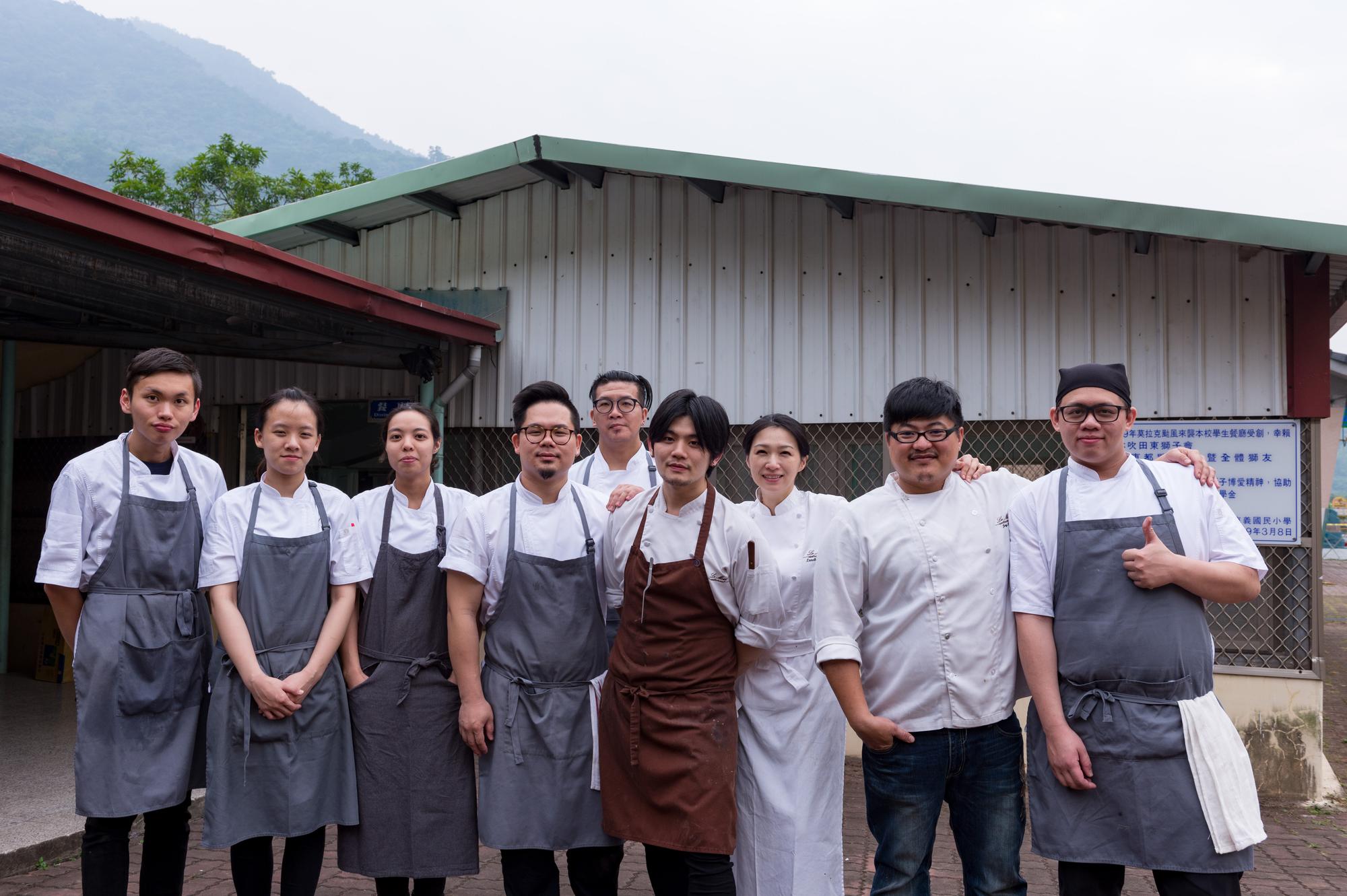 亞洲最佳女主廚陳嵐舒（右3）率領堅強廚師陣容，走進來義國小下廚。