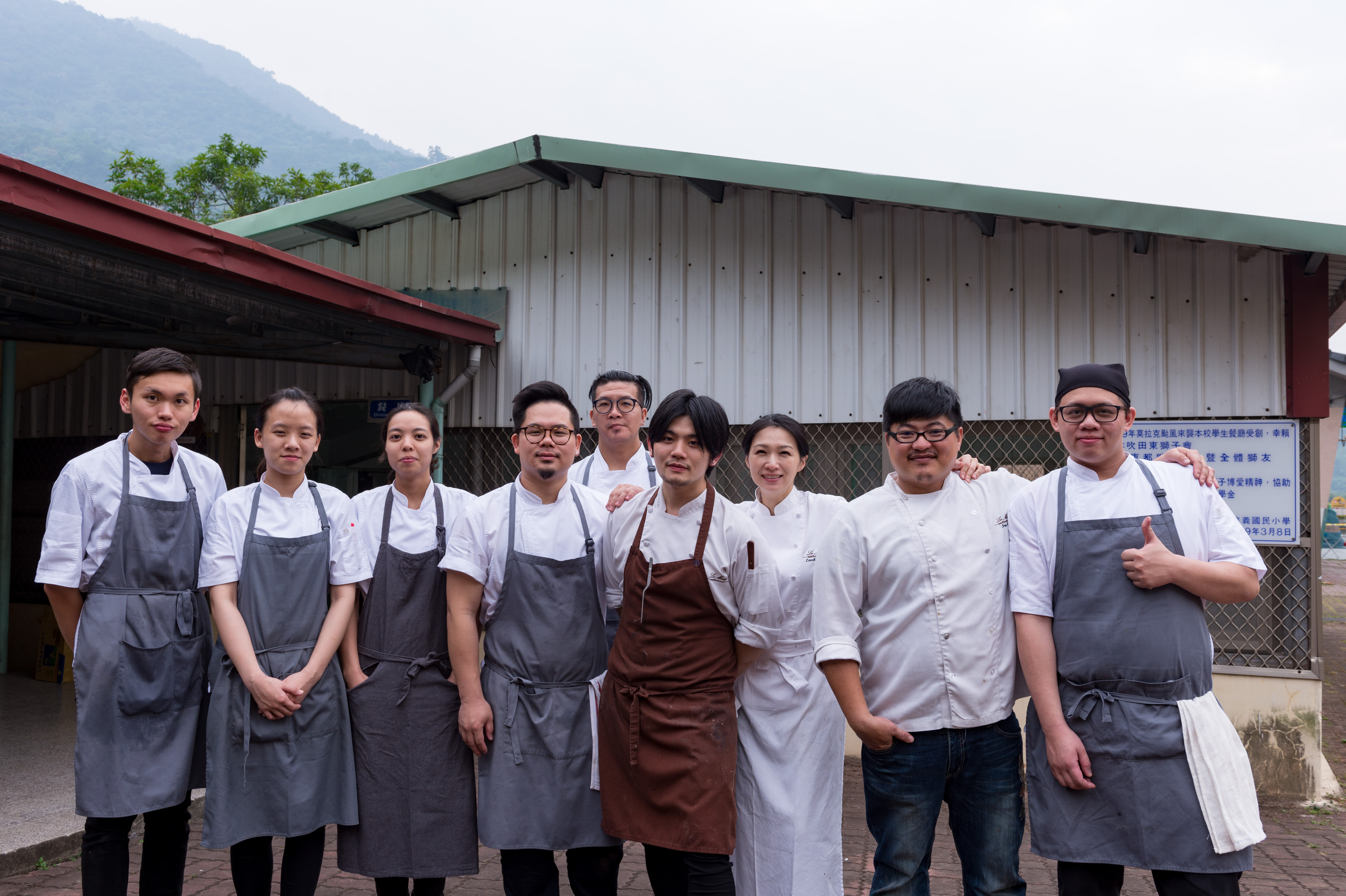 亞洲最佳女主廚陳嵐舒（右3）率領堅強廚師陣容，走進來義國小下廚。