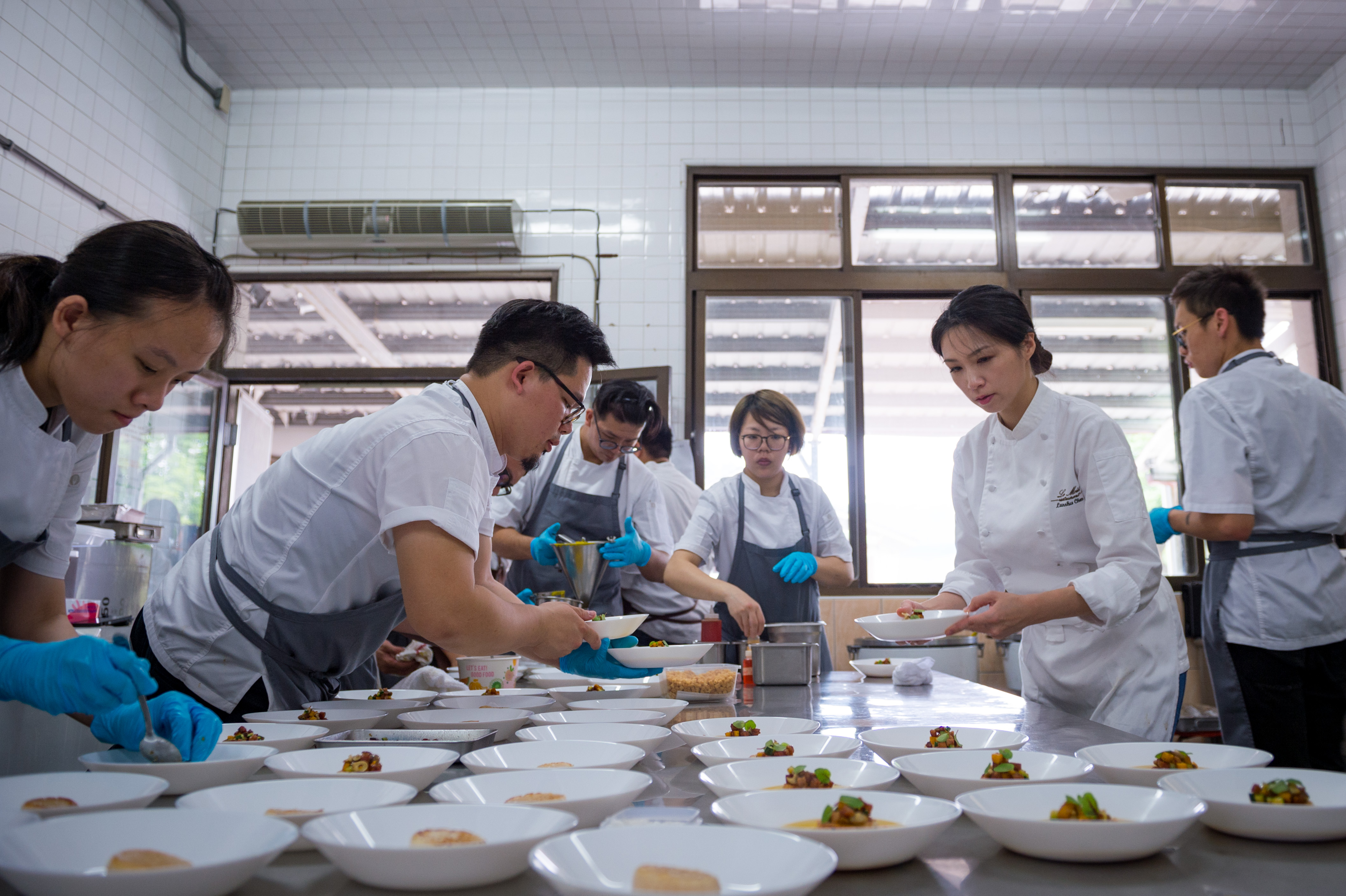 學校廚房設備簡單，廚師團隊展現高度專業，接下美食任務。