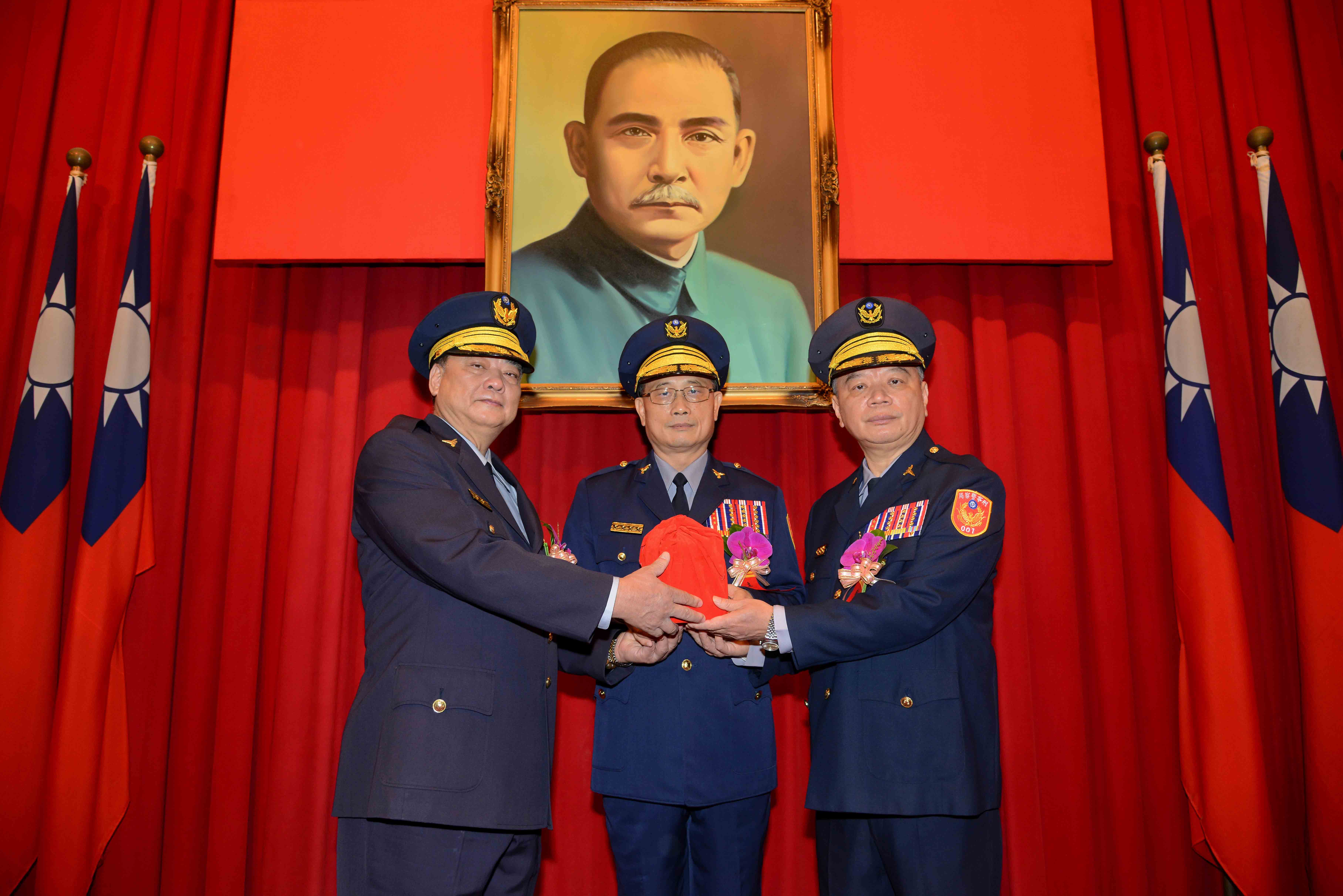 刑事局卸、新任局長印信交接，（左起）副局長呂春長、署長陳家欽、新任局長蔡蒼柏。