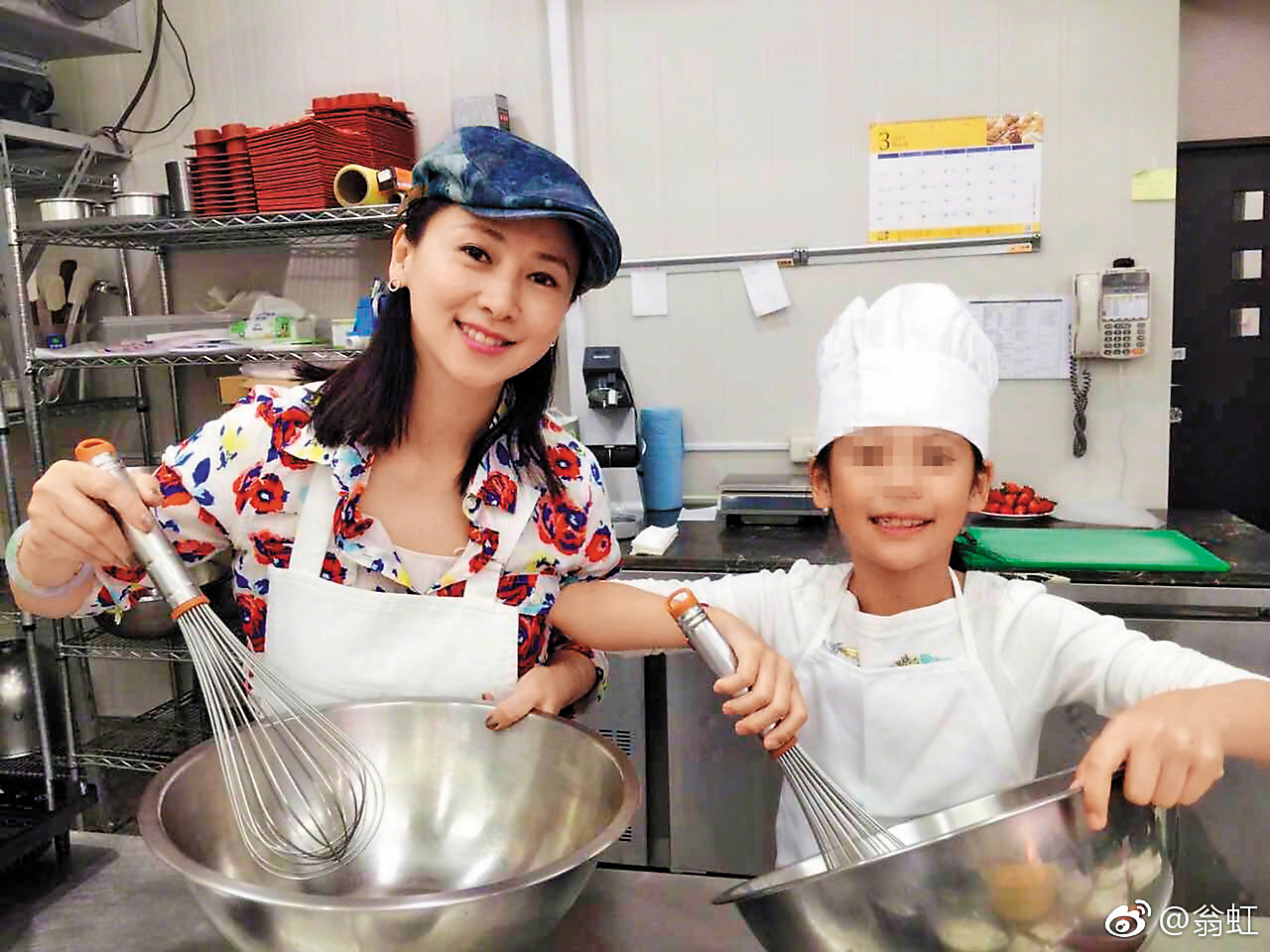 陪著小水晶一起下廚或畫畫，翁虹在陪女兒成長的同時，她也在自己身上發現許多的可能性，賺錢不是唯一，懂得享受人生比較重要。（翻攝自翁虹微博）