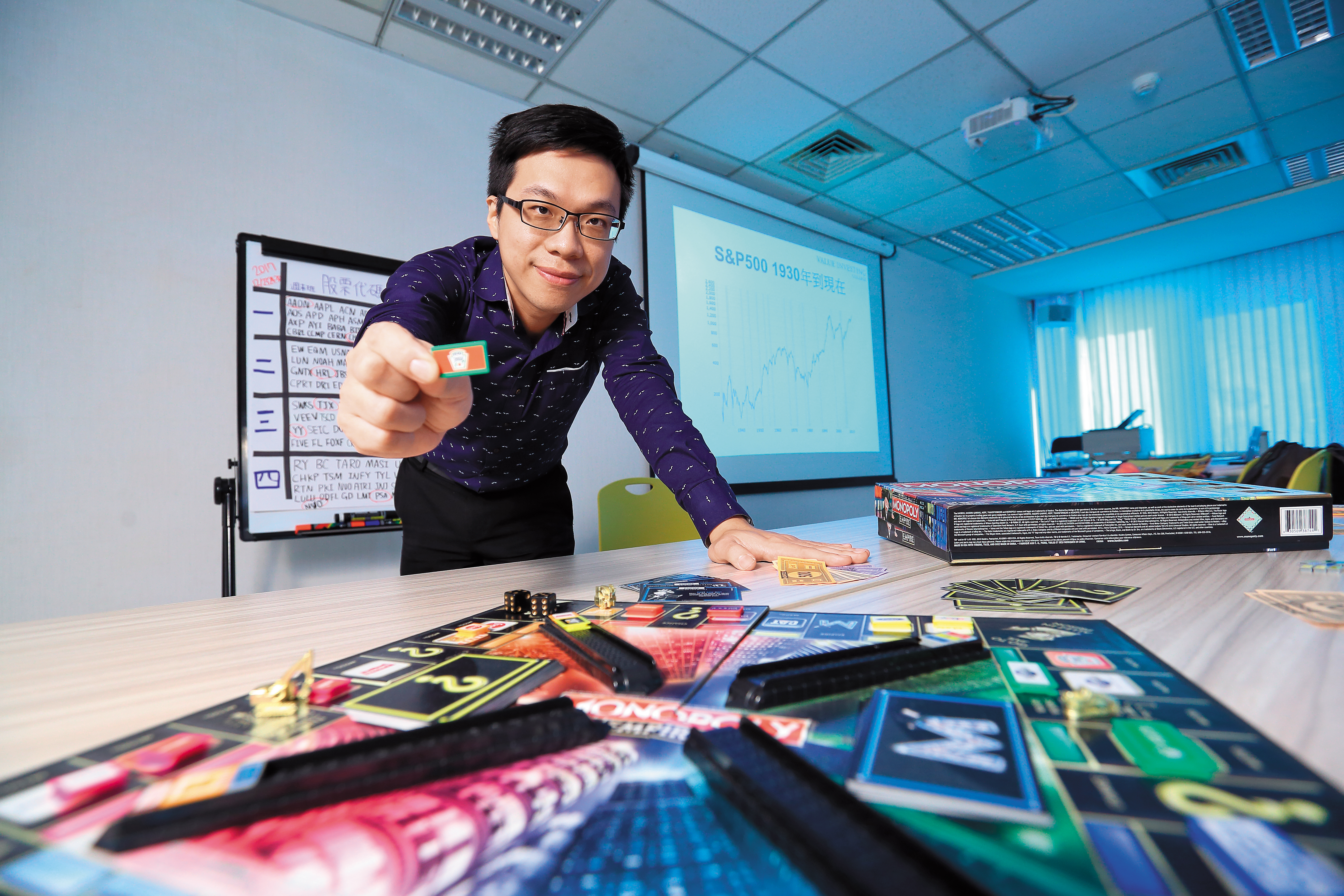 設計玩具出身的林修禾,對手上這套孩之寶公司的美國企業桌遊愛不釋手。