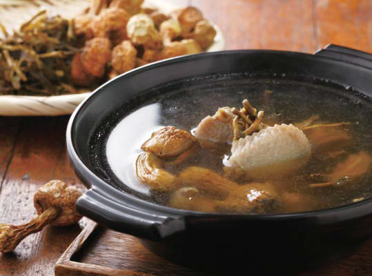 「巴西蘑菇放山雞湯」是GREEN & SAFE推出的冬日料理，也很適合幫年菜餐桌加菜。（永豐餘生技提供）