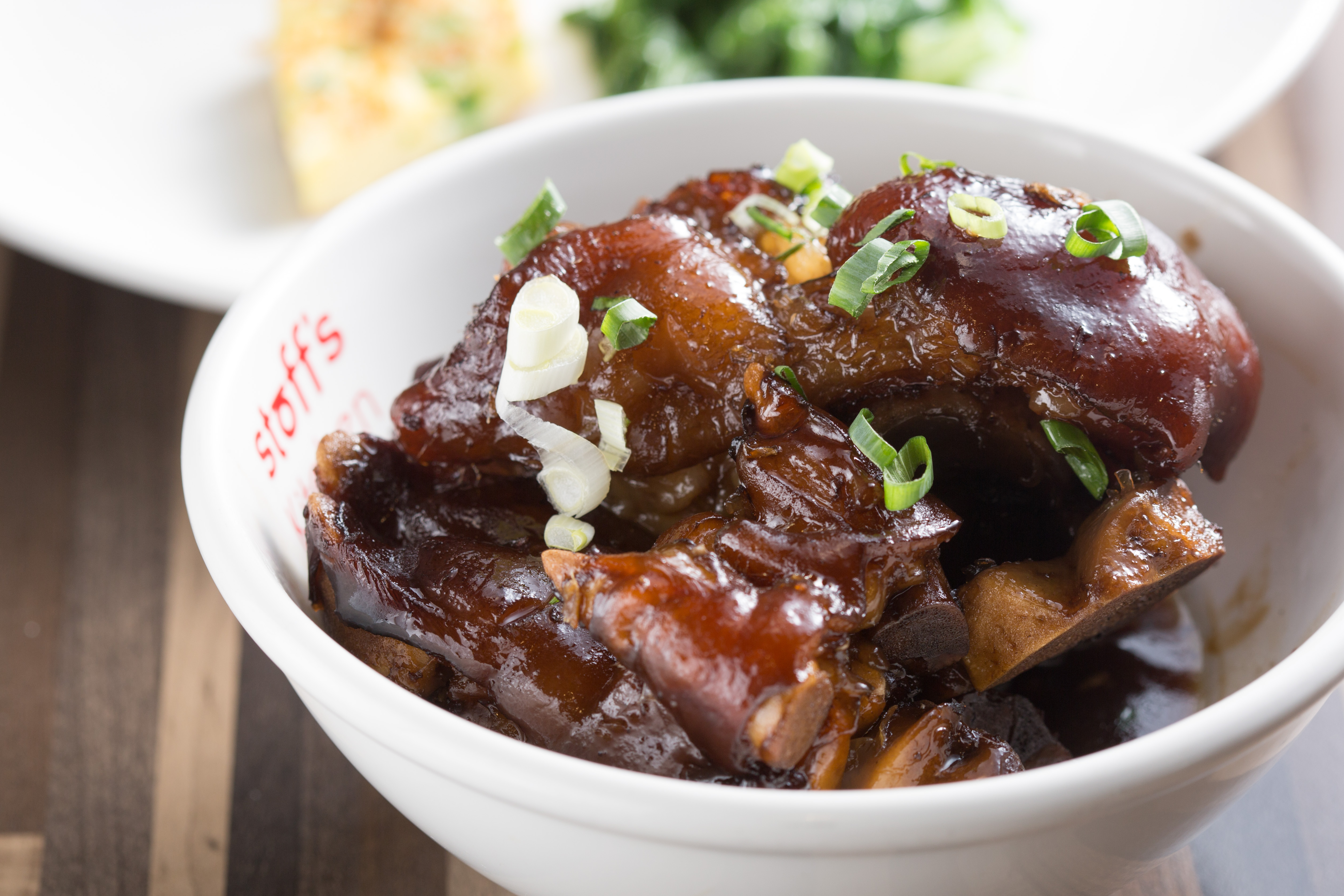 董德齡的「紅燒薑汁豬腳」，吃的是油脂釋出後的Q彈口感與酸酸甜甜的滋味。（900元／份）