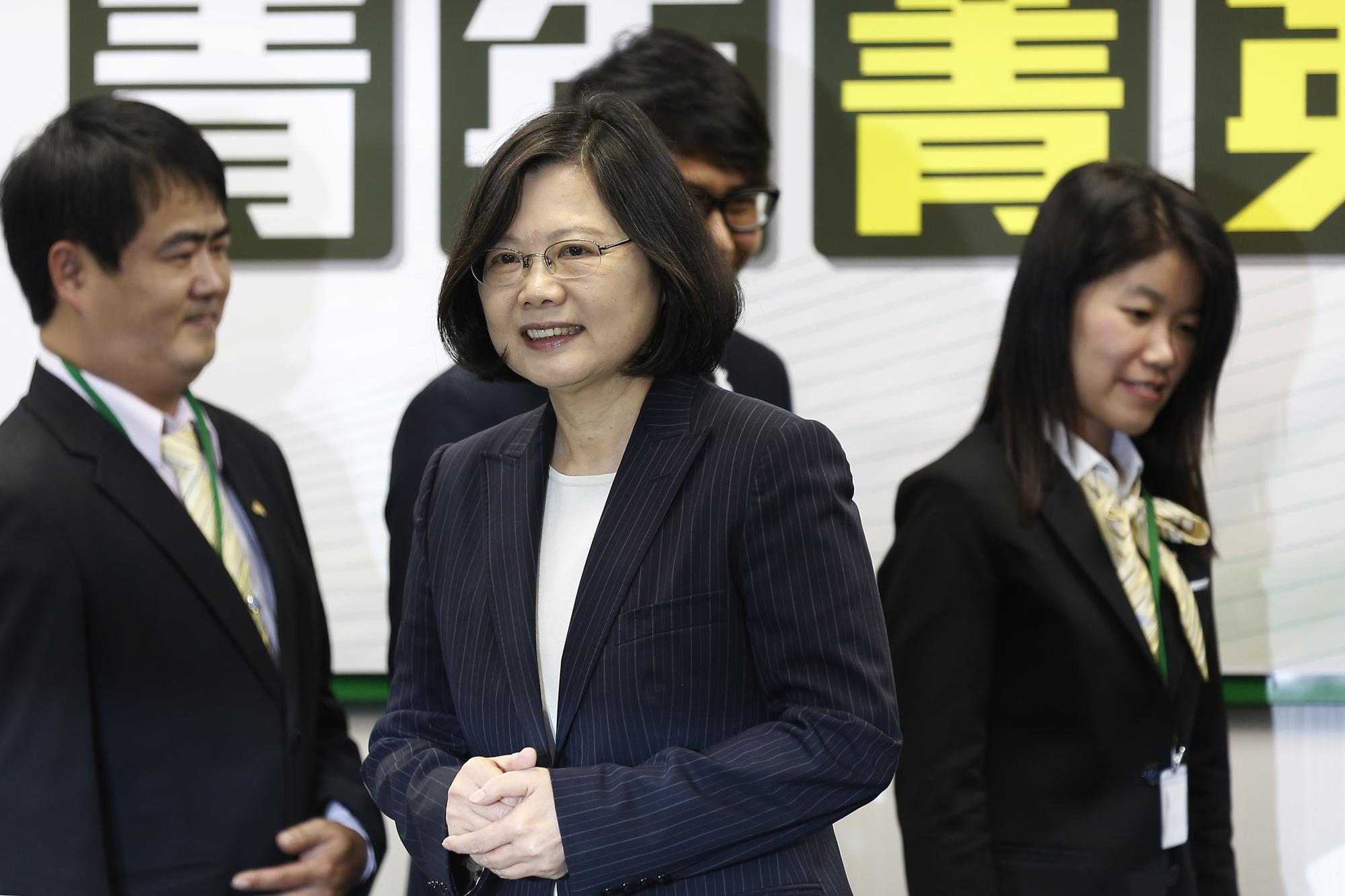 民進黨今下午舉行中執會討論彰化縣第一選區議員提名名額時,傳引發海派的中常委林瑩蓉及王定宇不滿。圖為蔡英文出席民進黨中常會。