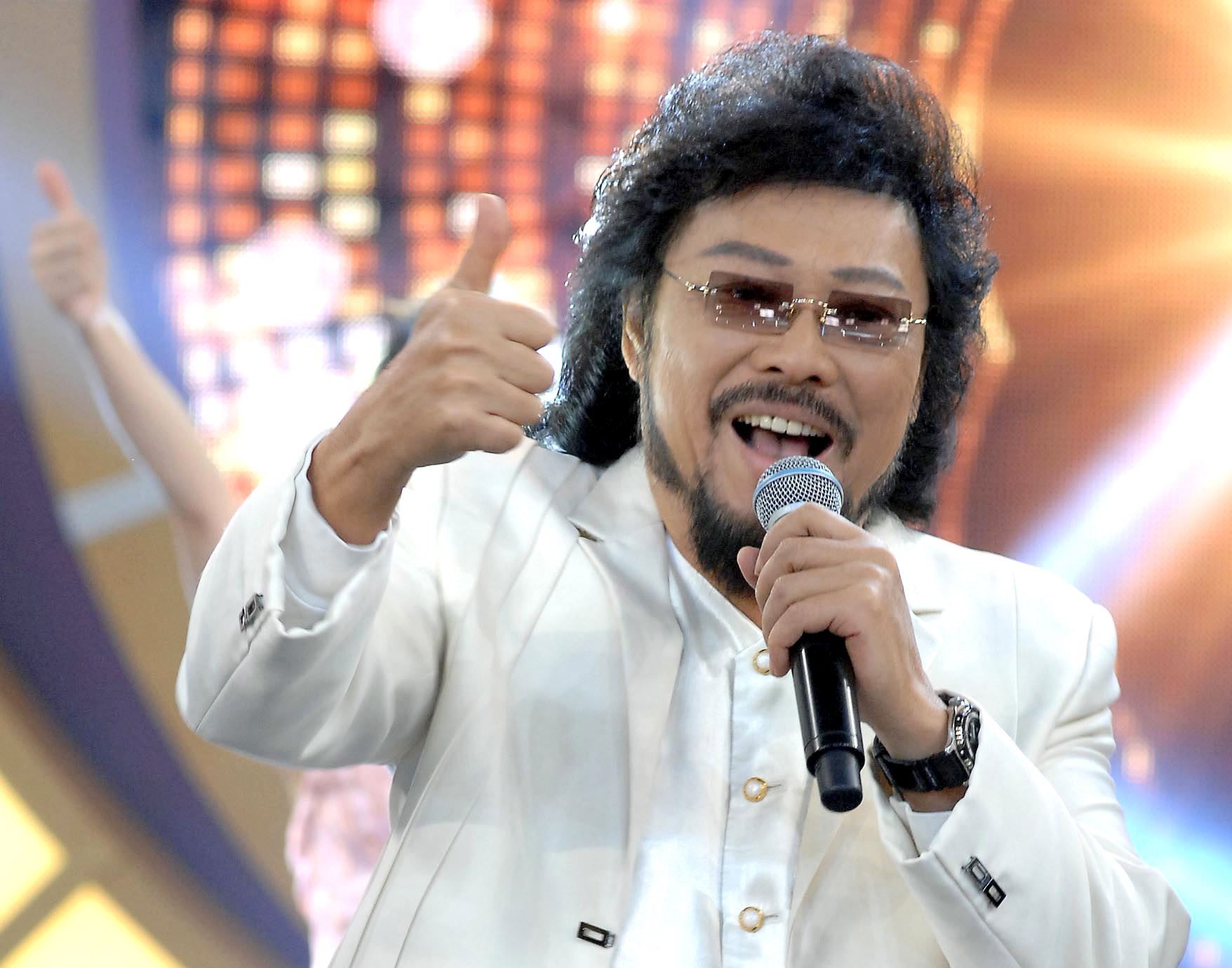 張菲復出主持，幽默風趣不減當年。（華視提供）