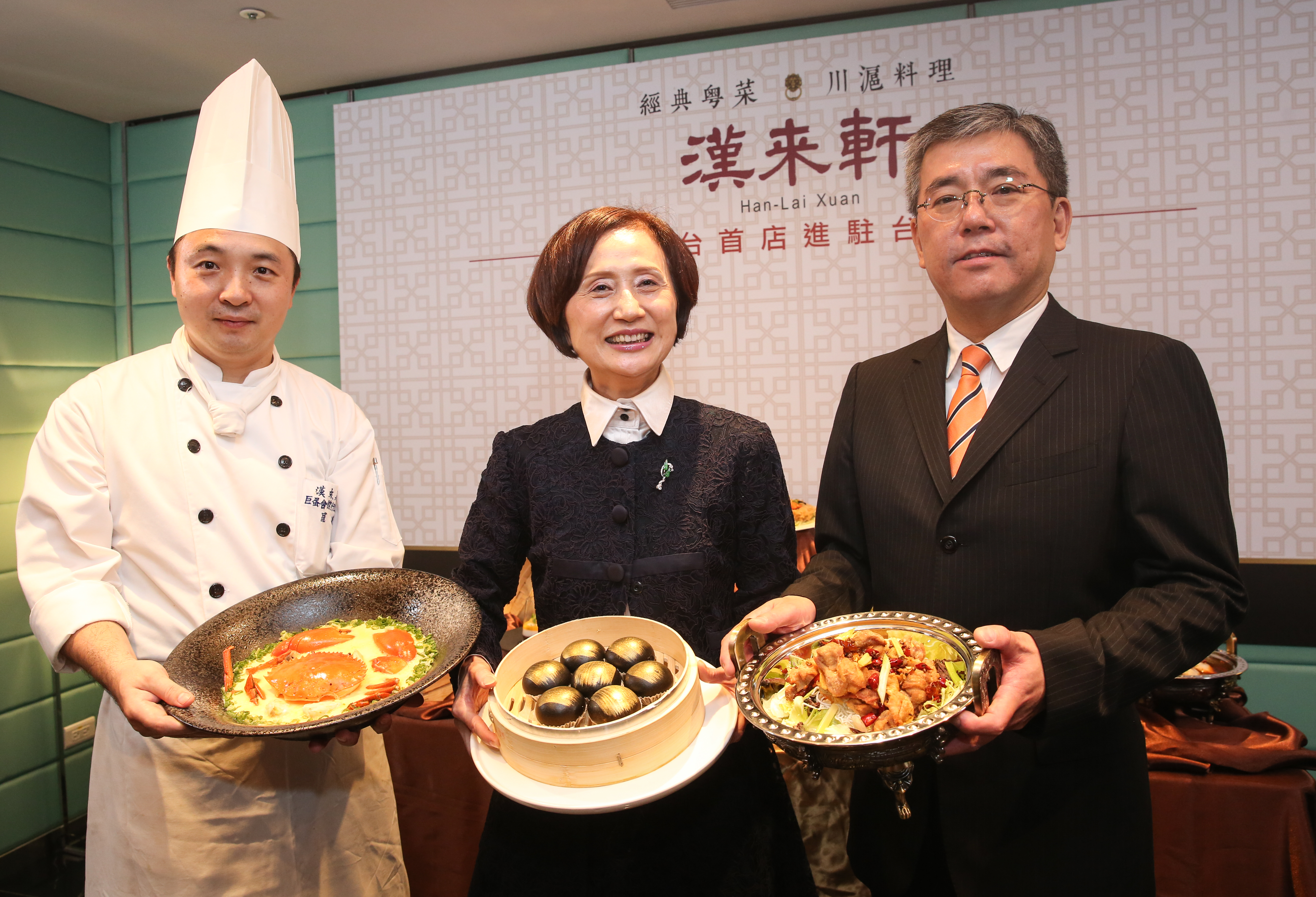 林淑婷（中）首創主廚當店長的制度，讓餐廳營收翻倍成長，生意最好的店長年終最高領過10個月。