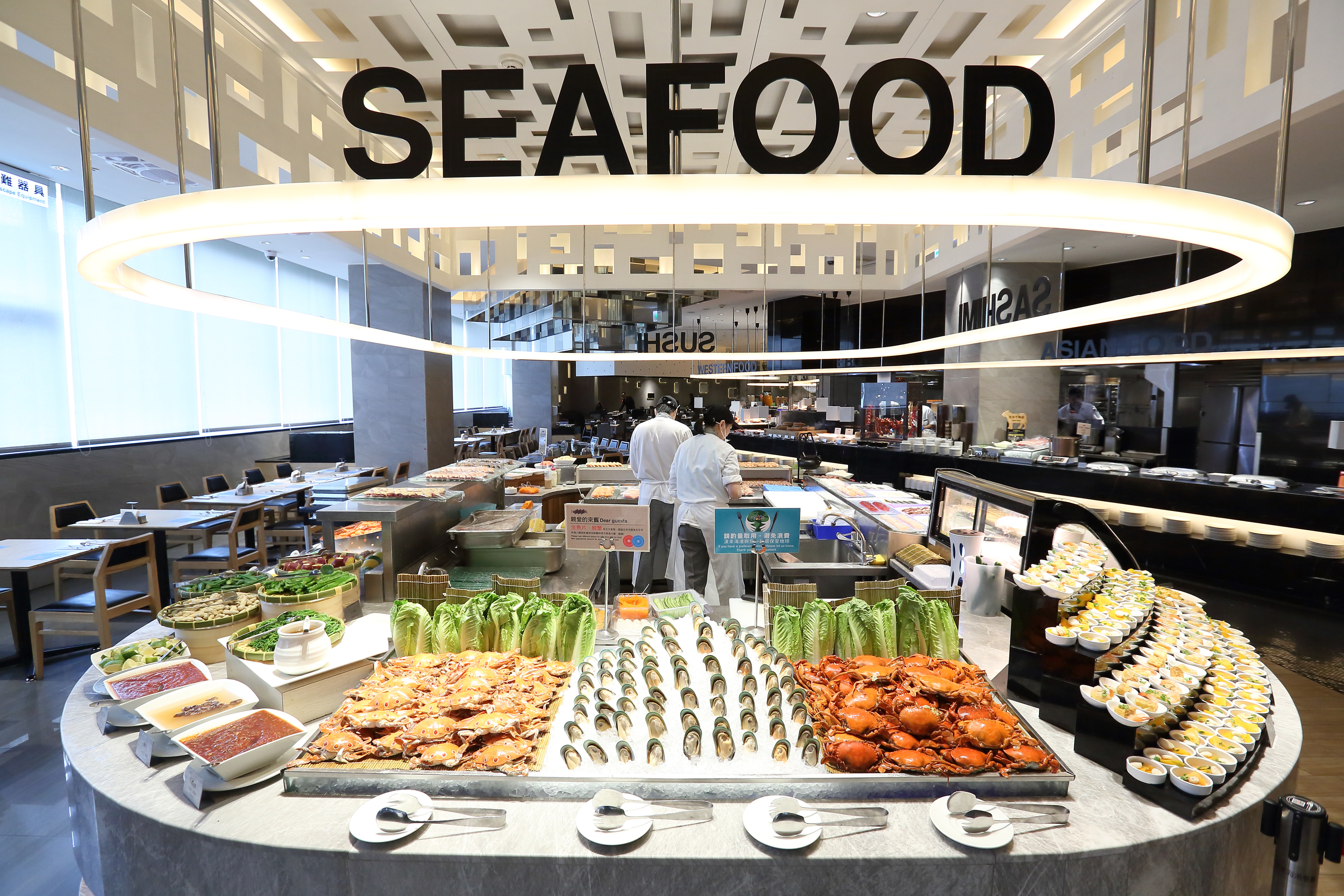 漢神海港餐廳在高雄吃到飽界是高CP值的南霸天，近200種菜色中，多達一半是海鮮。