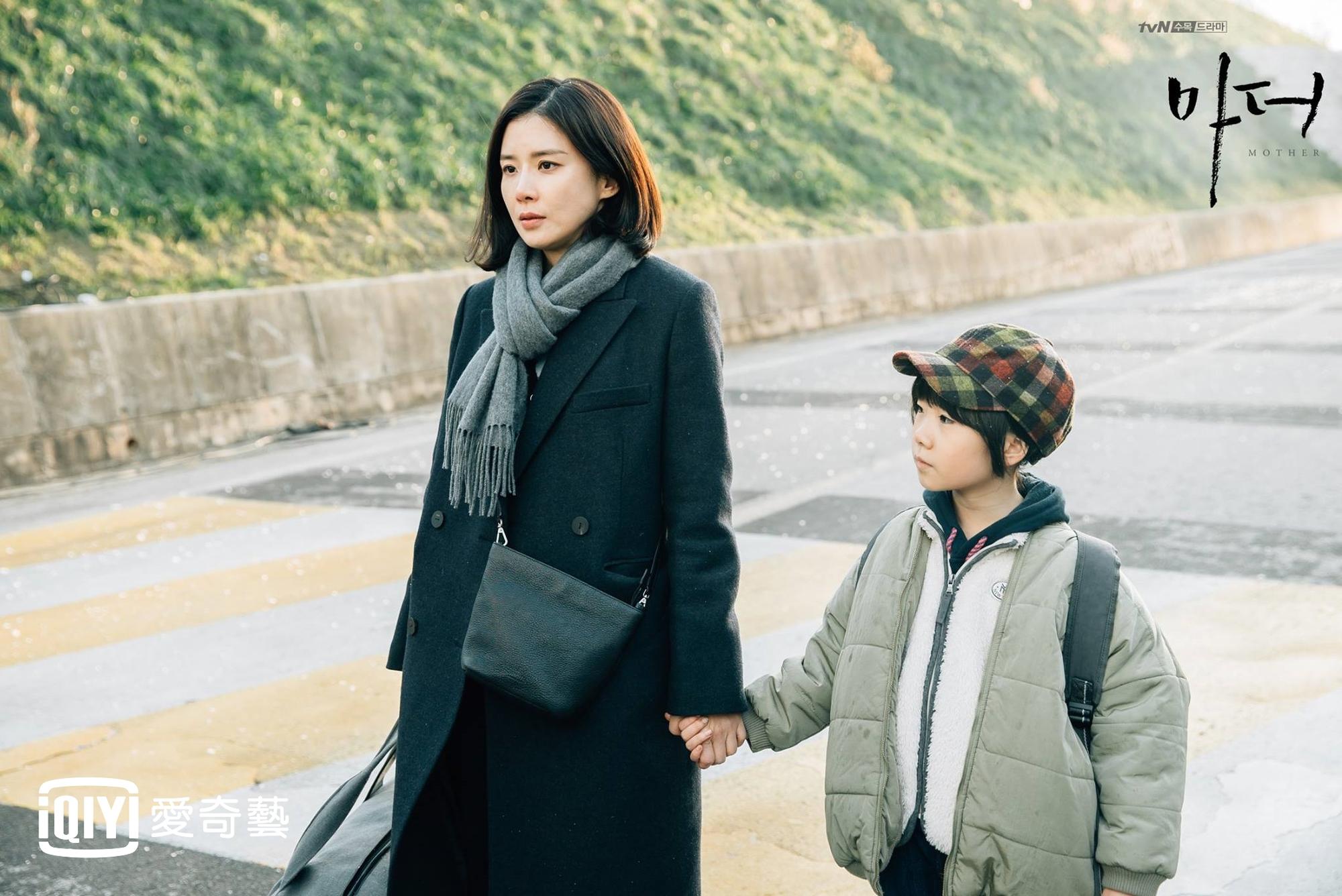 李寶英主演翻拍同名日劇的新劇《Mother》,韓劇迷迫不及待想看。(愛奇藝台灣站提供)
