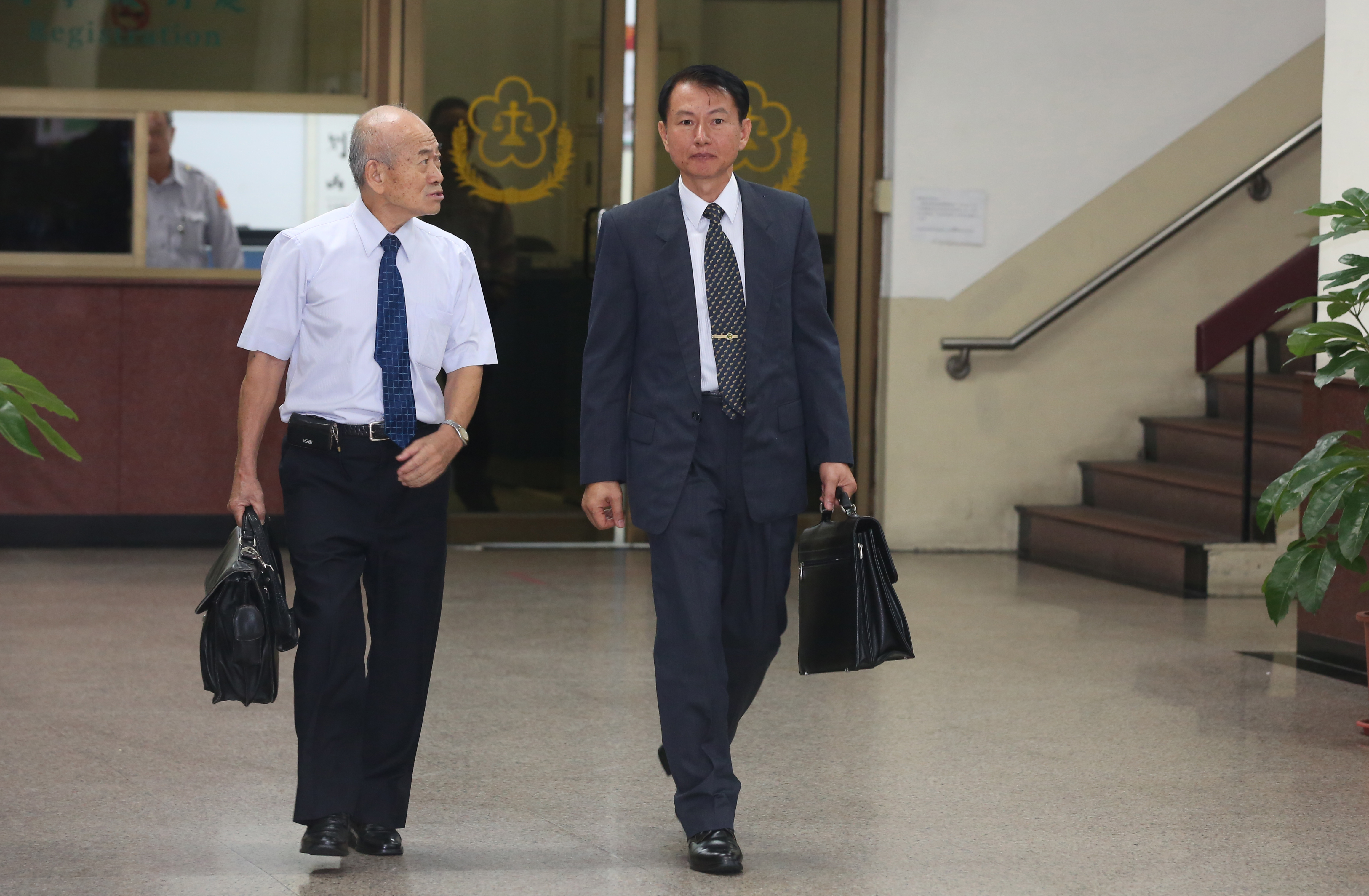 542旅前旅長沈威志（中）對於軍紀鬆散有過失，但沒有刑責，最高法院判他無罪確定。