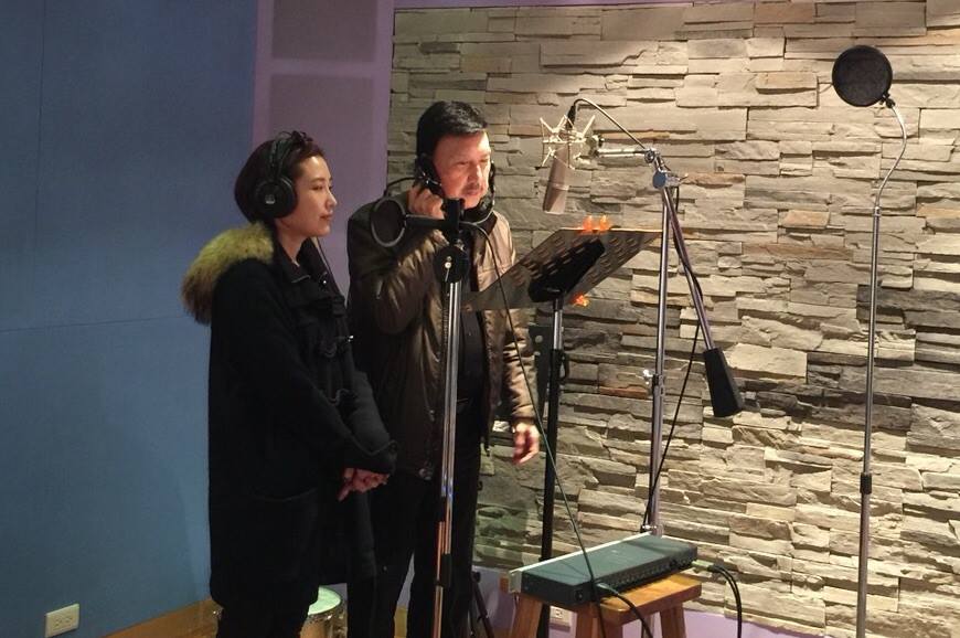 民進黨新北市黨部主委余天（右）今在民進黨中執會為女兒余筱萍（左）參選北市議員槓上祕書長洪耀福。（取自余筱萍臉書）